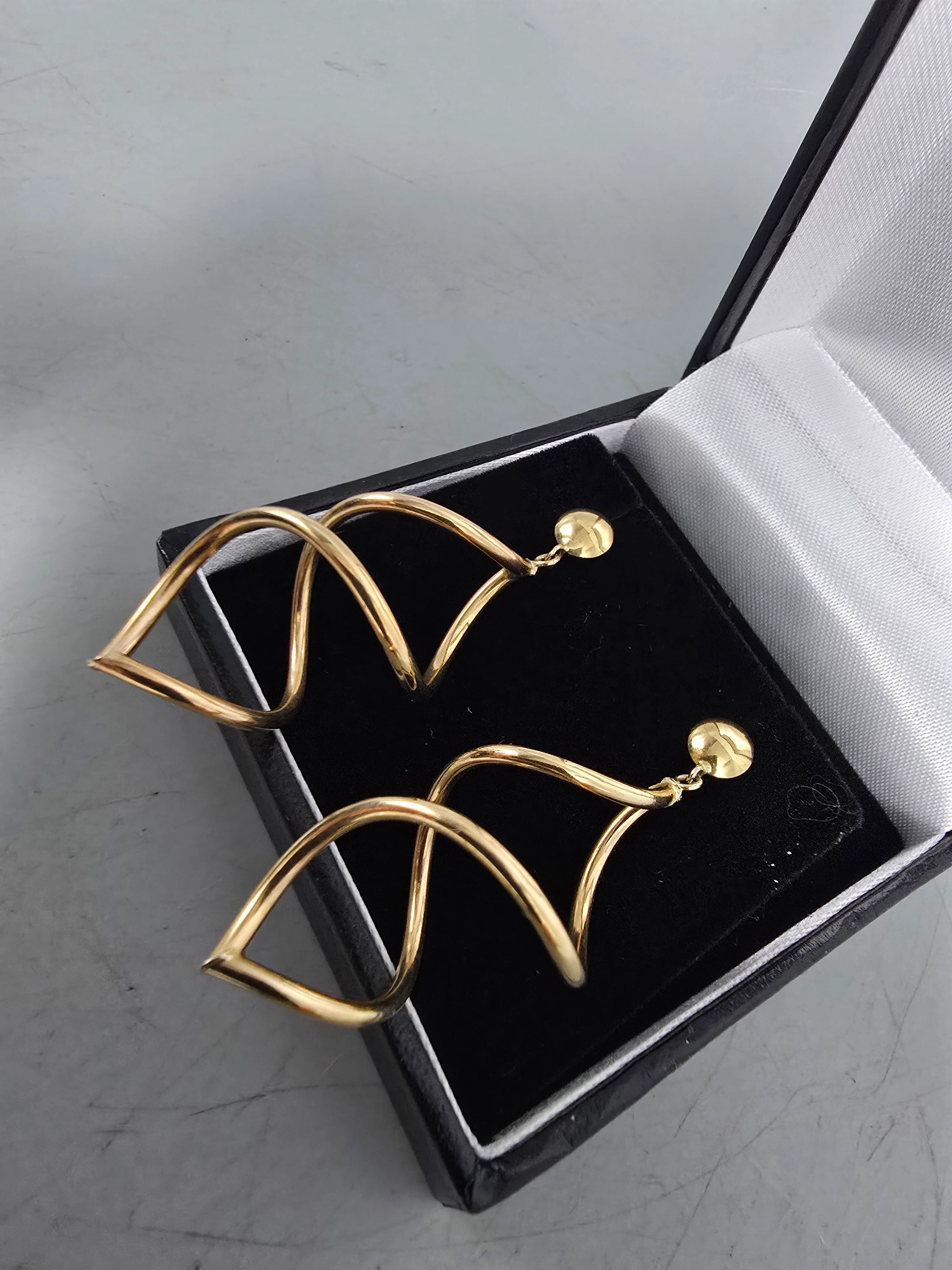 9ct Gold Earrings 375 2.5G 2'' in Length - Image 2