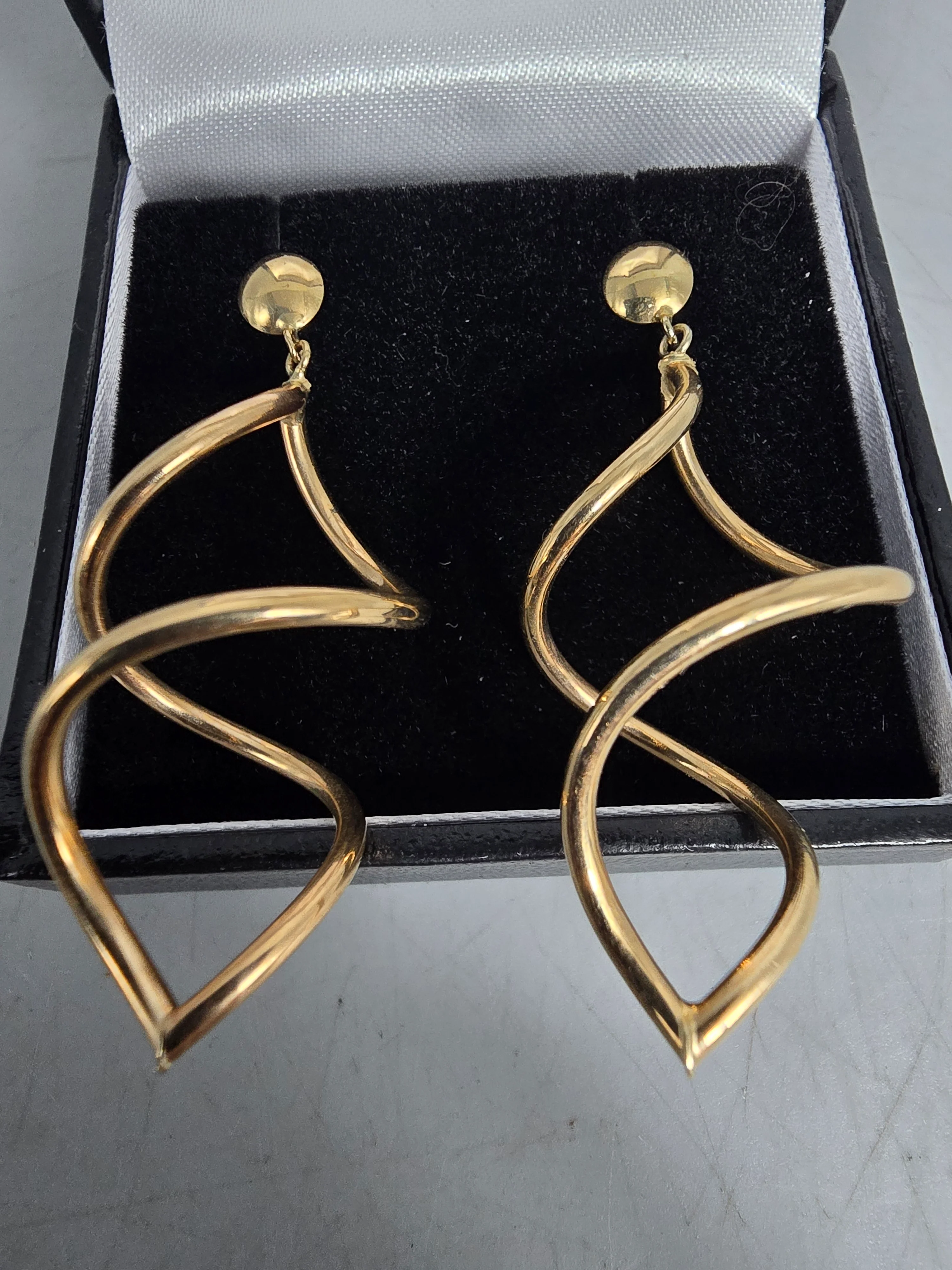 9ct Gold Earrings 375 2.5G 2'' in Length - Image 3