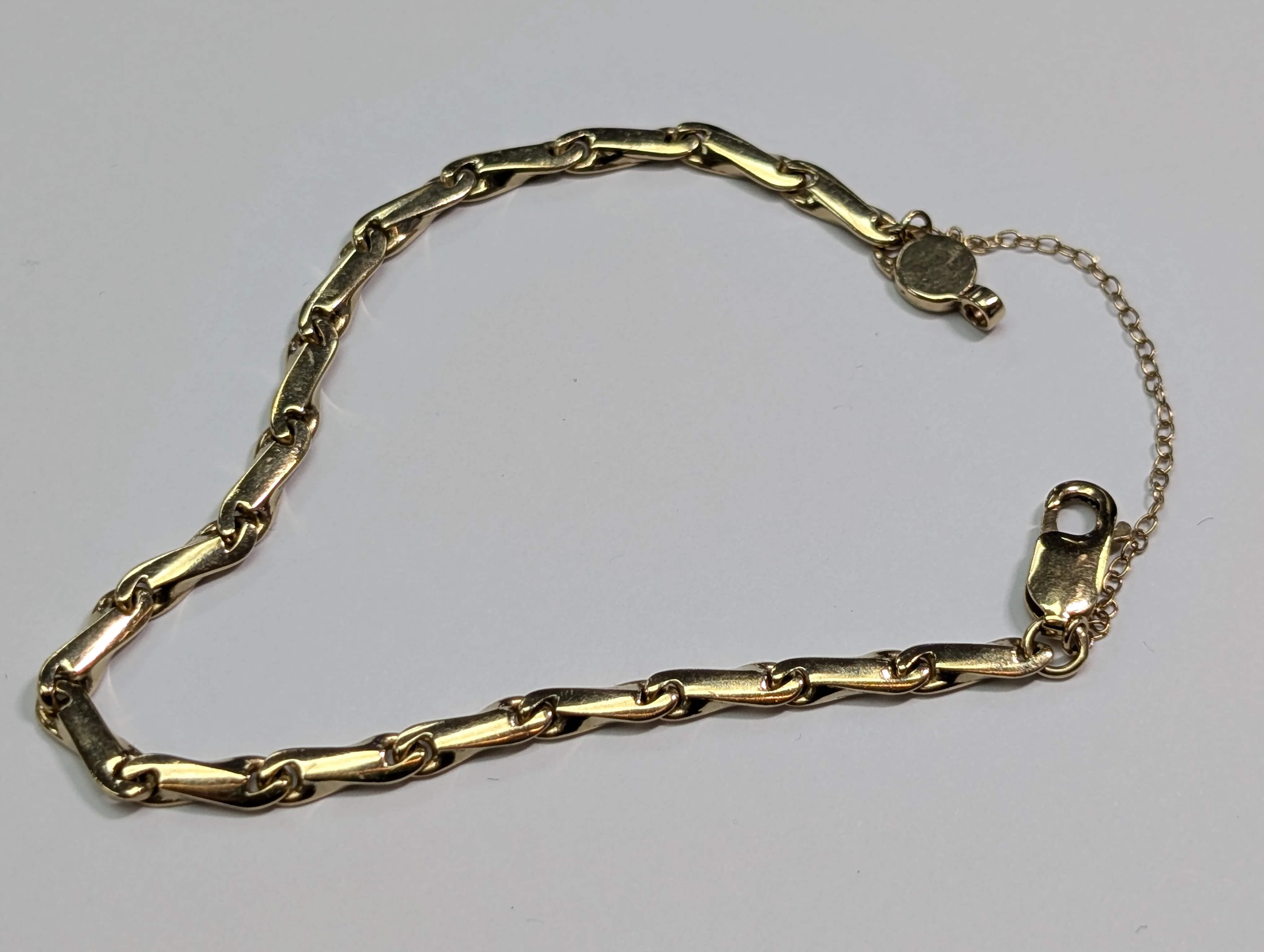 9ct Gold Figure Of Eight Bracelet With Safety Chain - Image 2