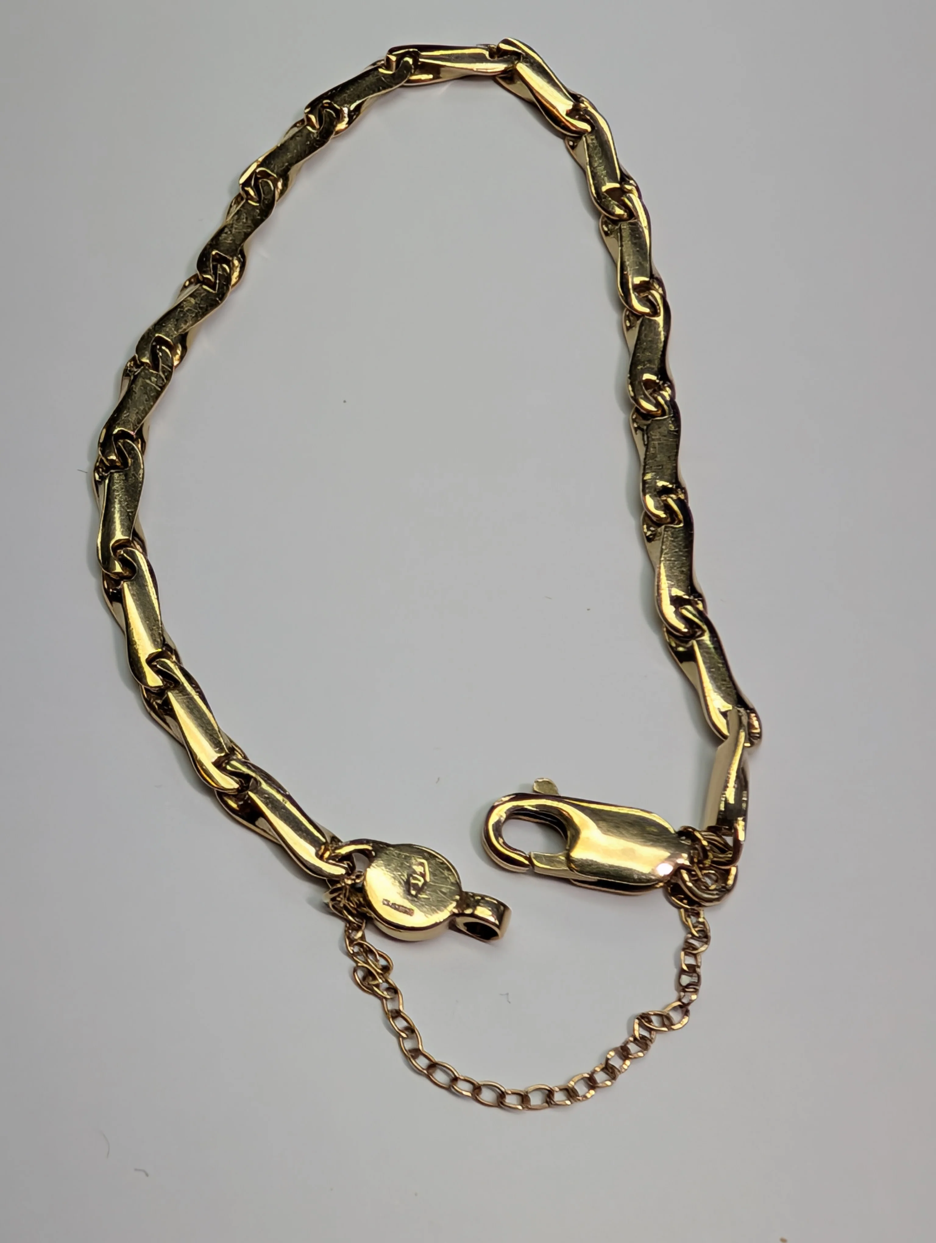 9ct Gold Figure Of Eight Bracelet With Safety Chain - Image 3