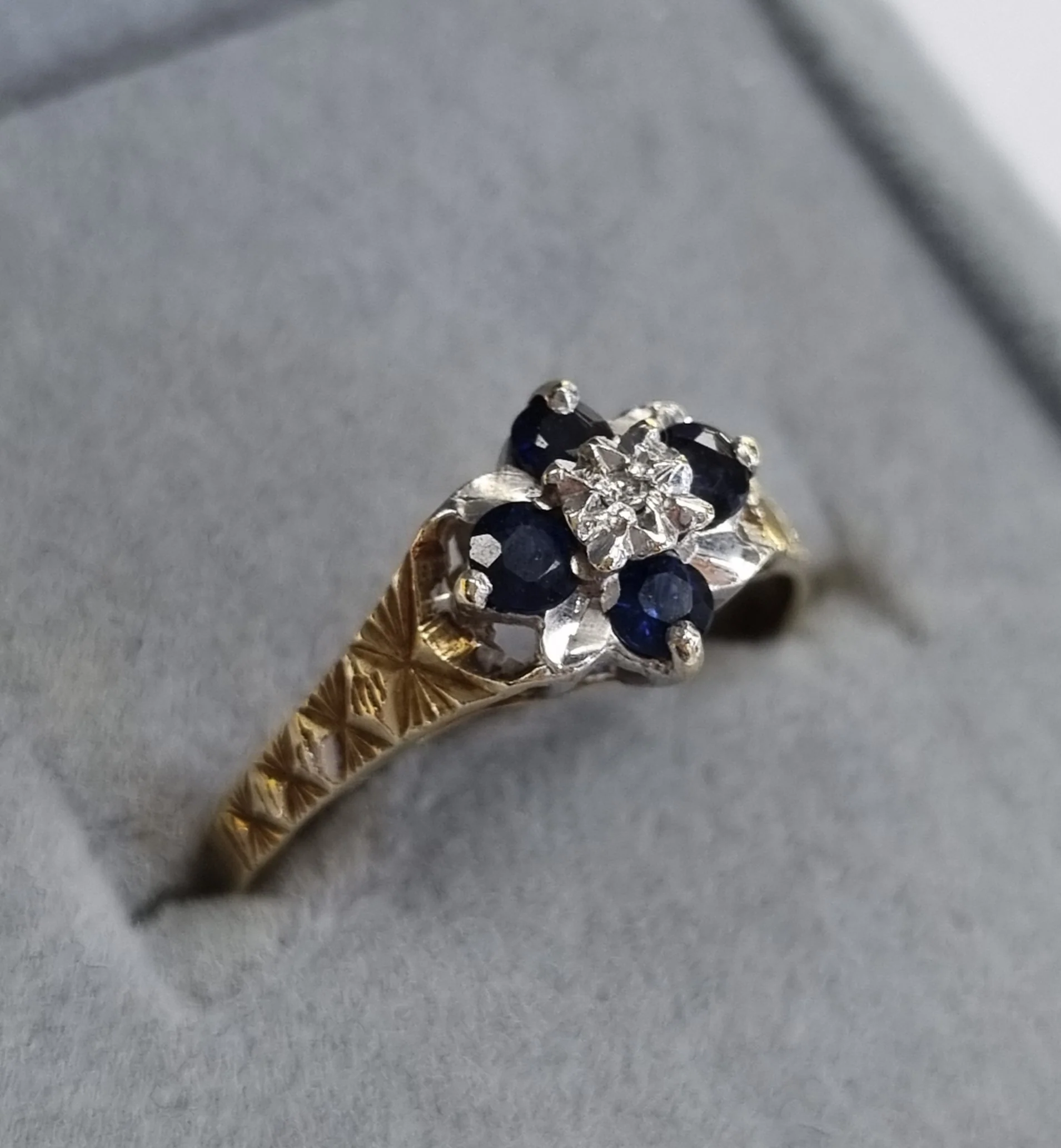 9ct gold flower ring blue stone Size N - Image 2