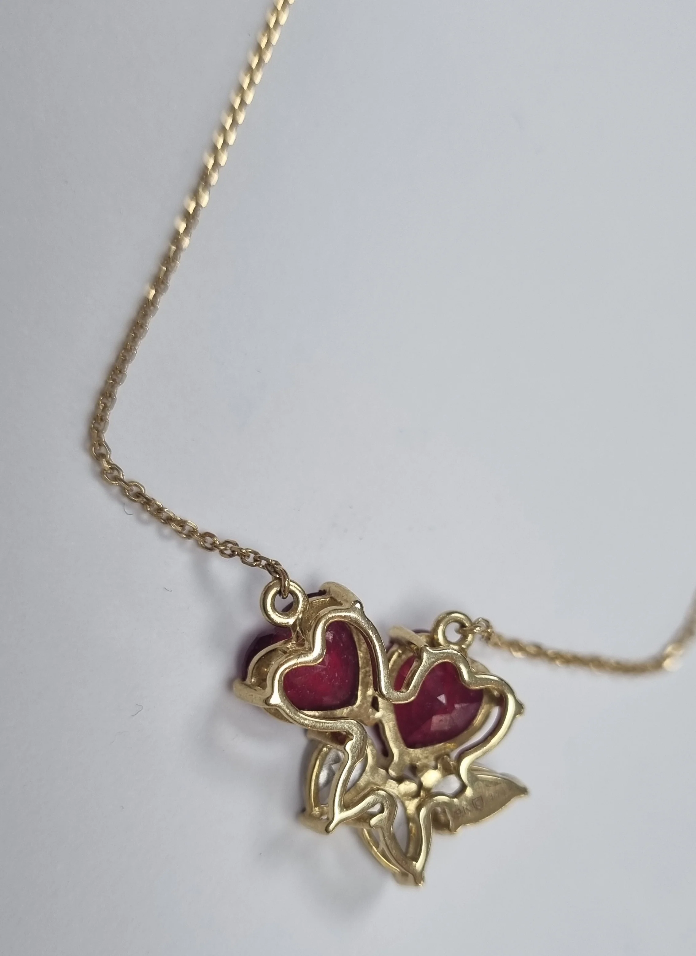 9ct gold necklace 18" with red hearts pendant - Image 3
