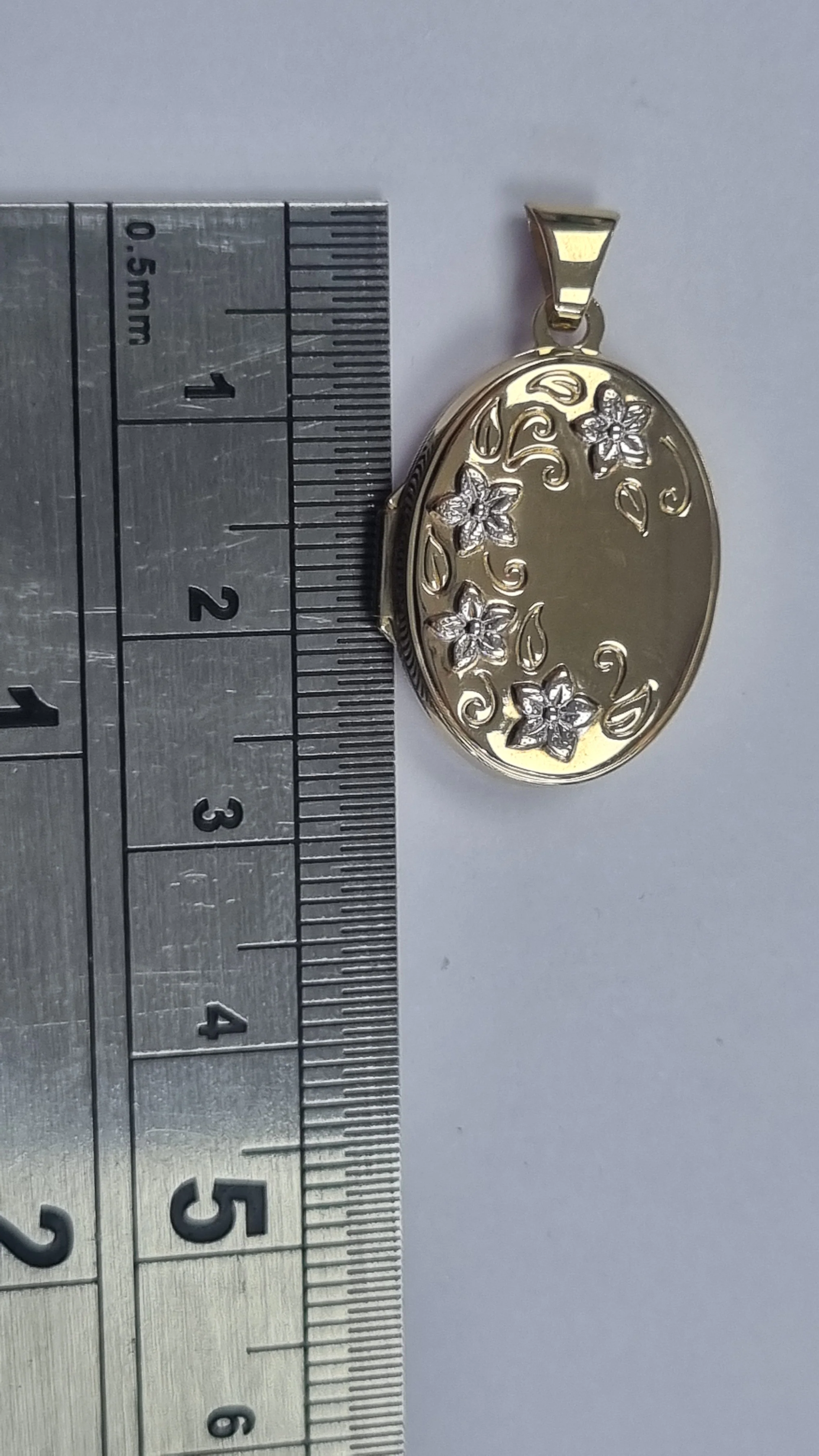 9ct gold oval floral locket - Image 2