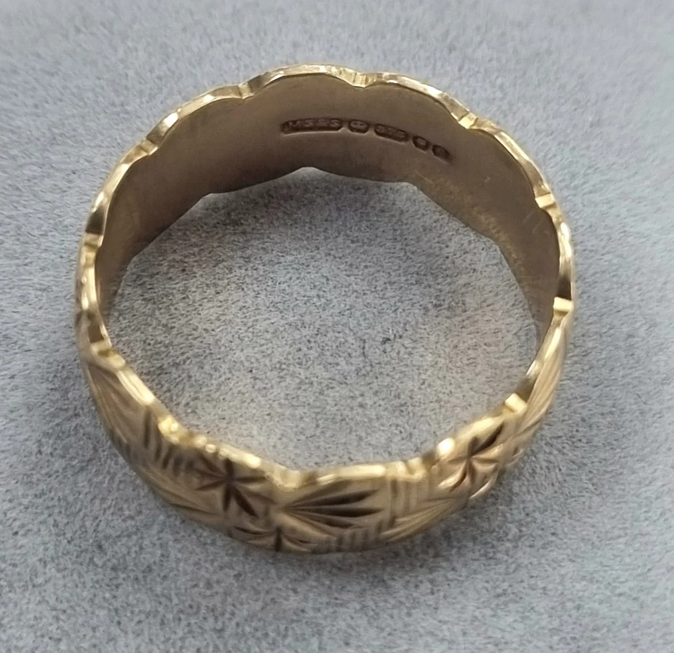 9ct Gold Patterned Ring Size Q - Image 2