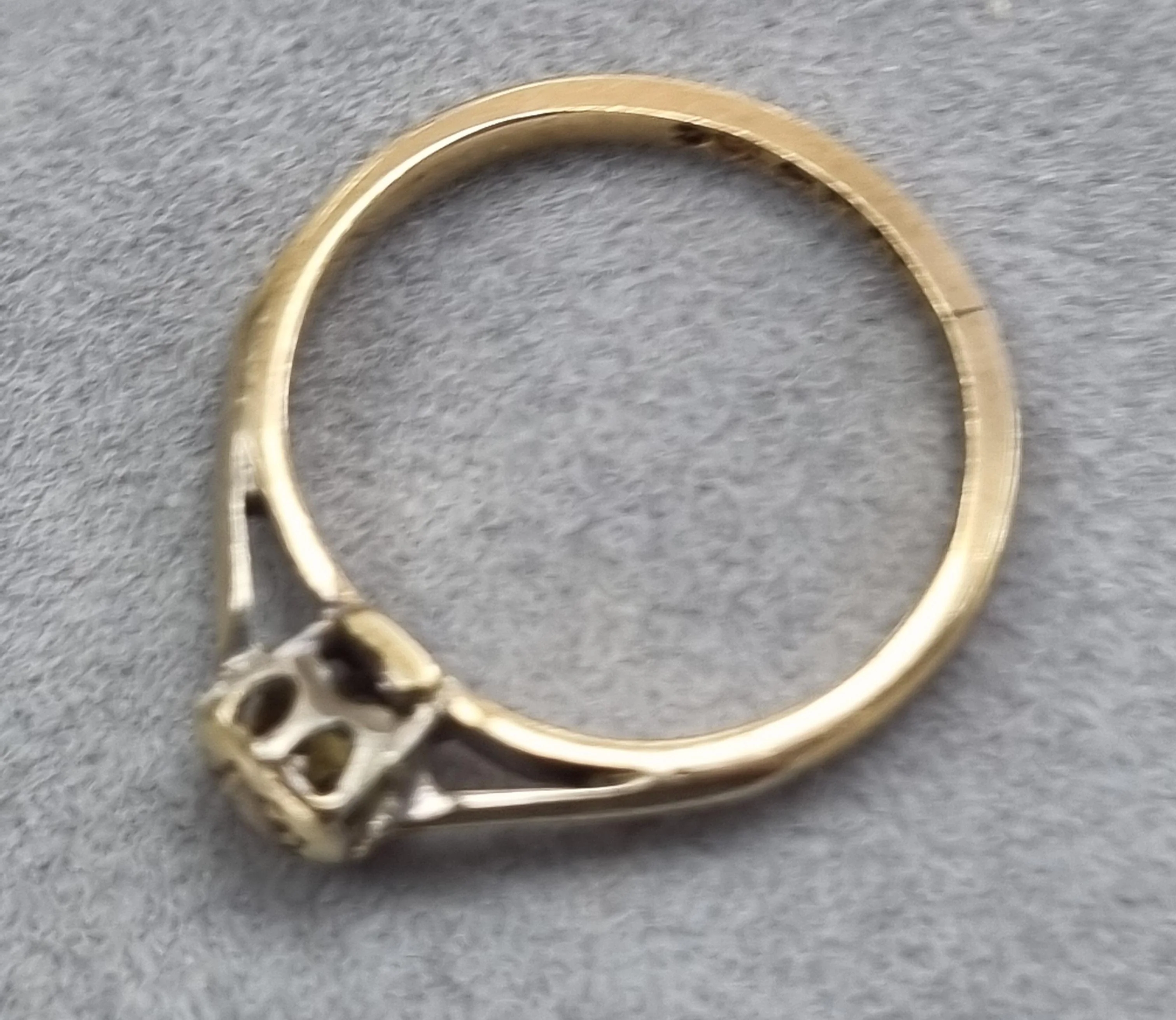 9ct Gold/Platinum Diamond Ring ~ “ size I 1/2 “ - Image 2