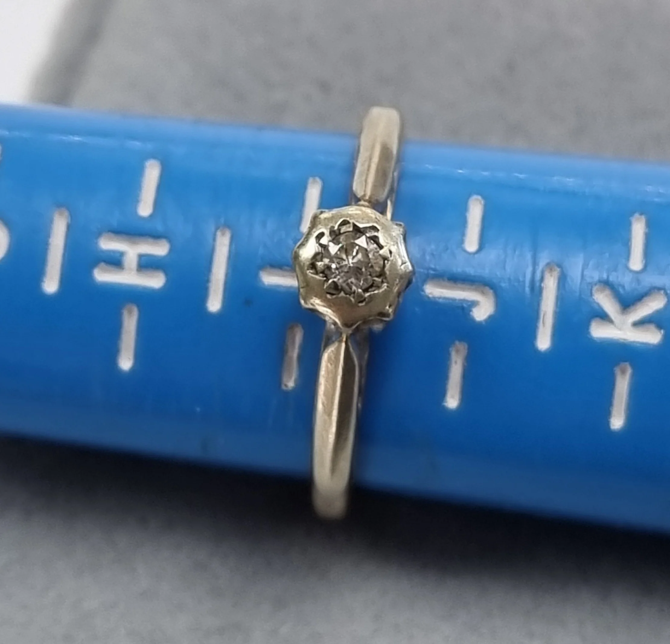 9ct Gold/Platinum Diamond Ring ~ “ size I 1/2 “ - Image 3