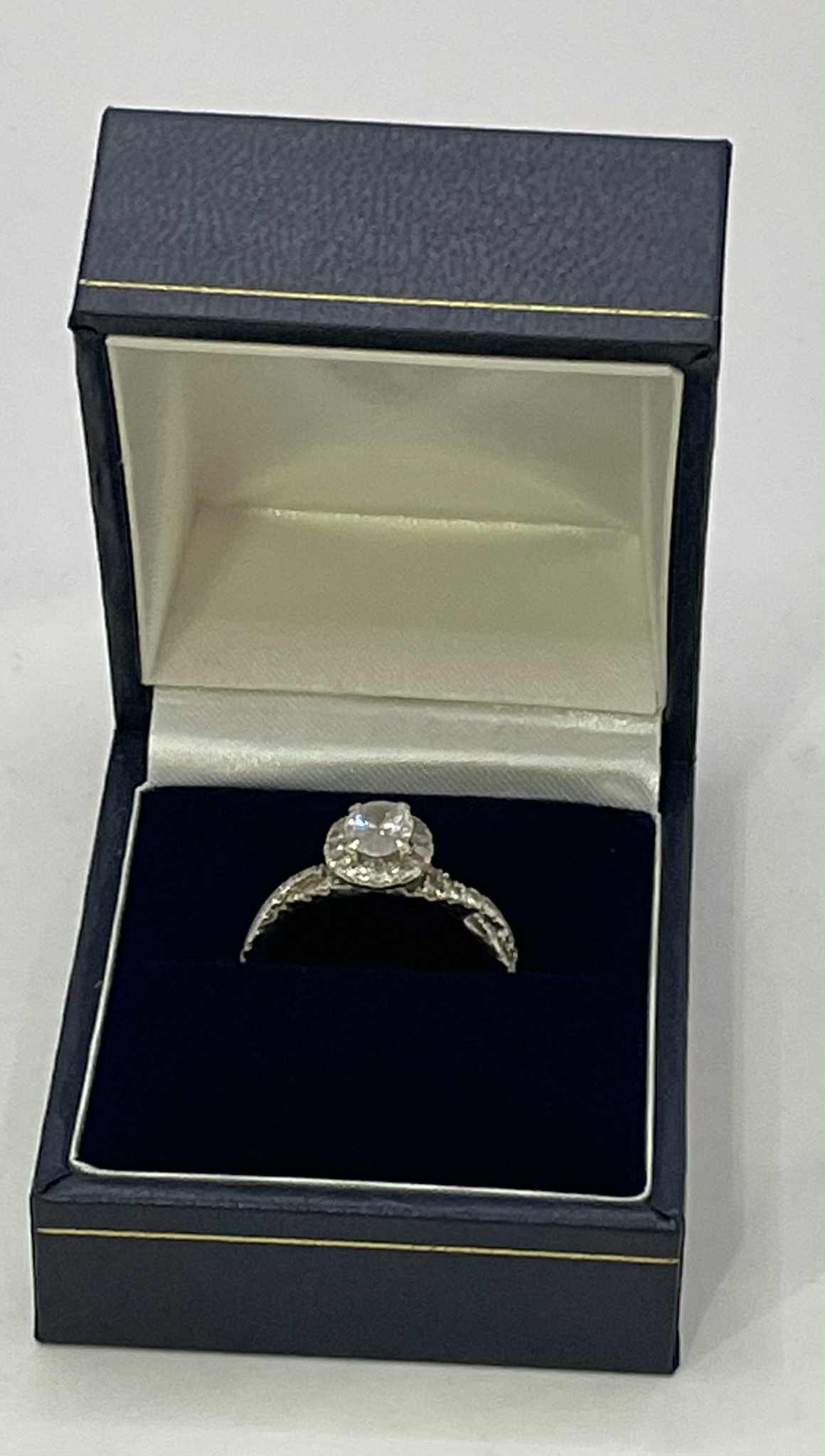 9ct gold ring -O