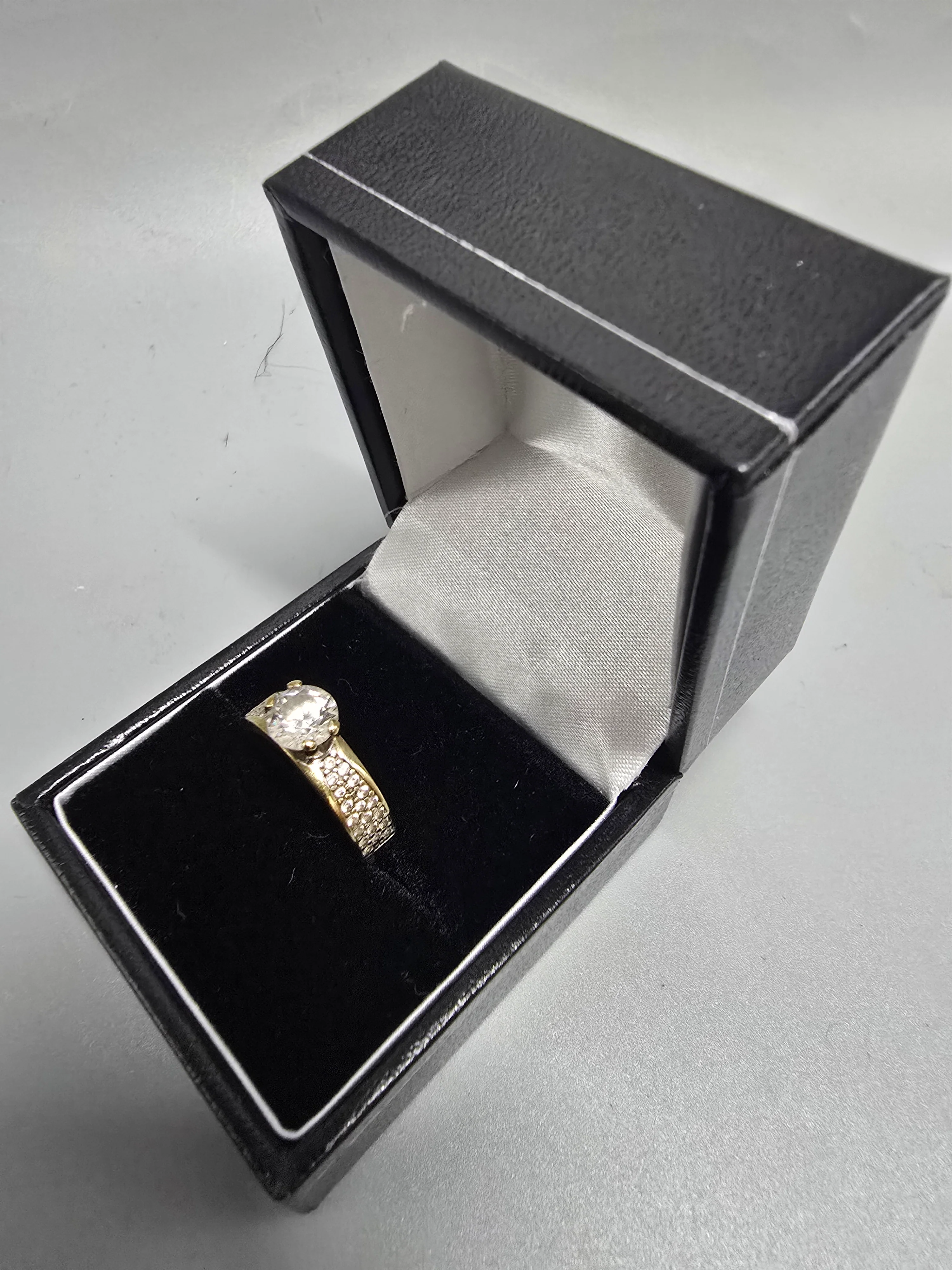 9ct Gold Ring 375 2.4G Size M - Image 2