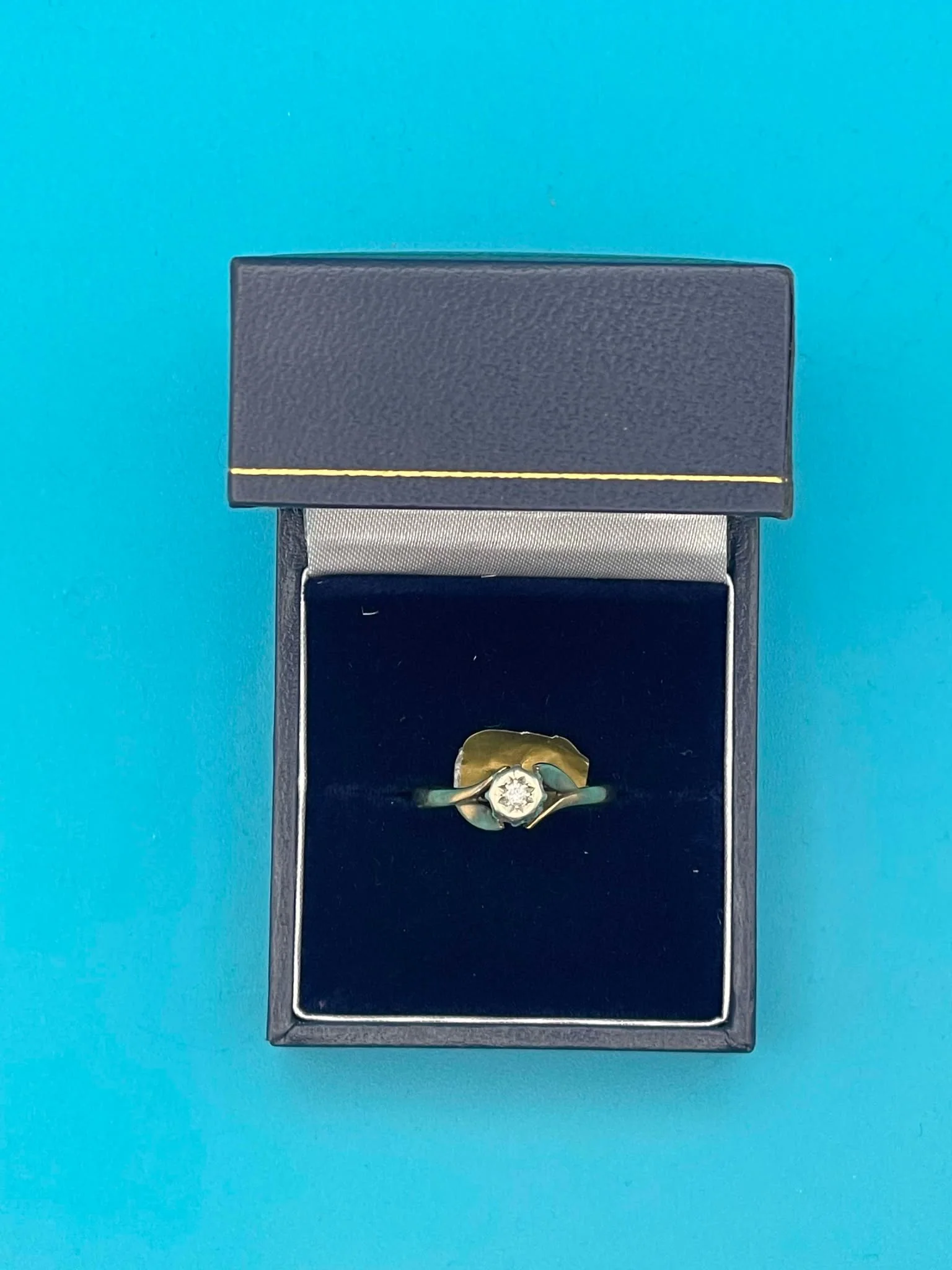 9CT GOLD RING - M - Image 2