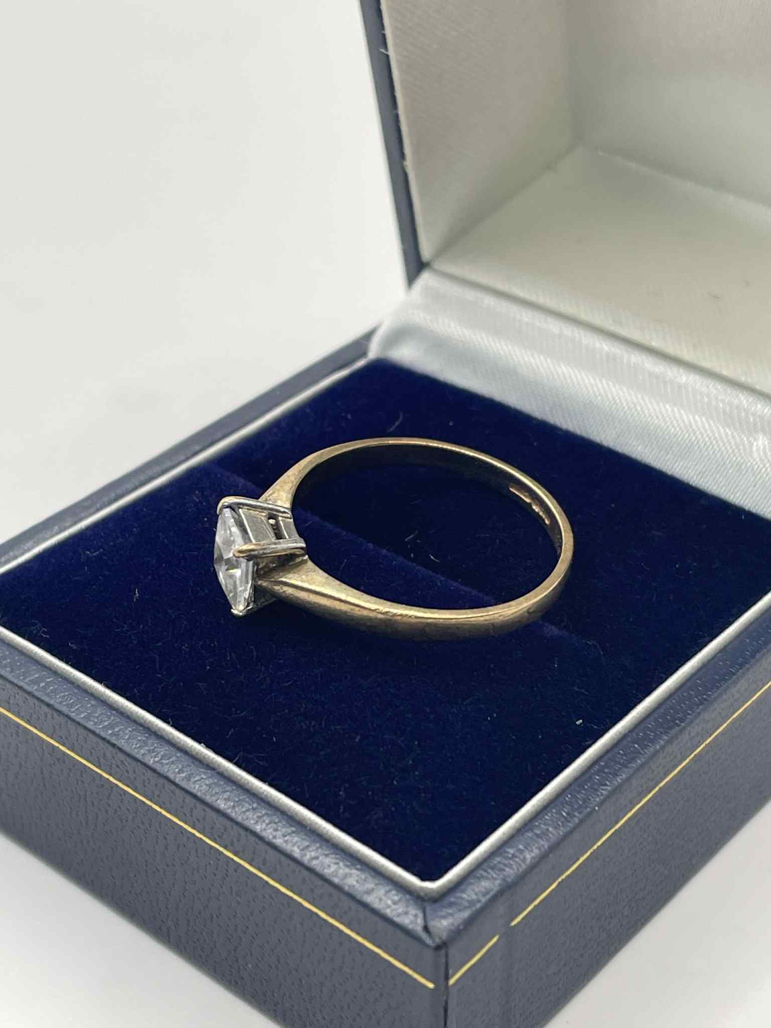 9ct Gold ring With Clear Stone - Image 2
