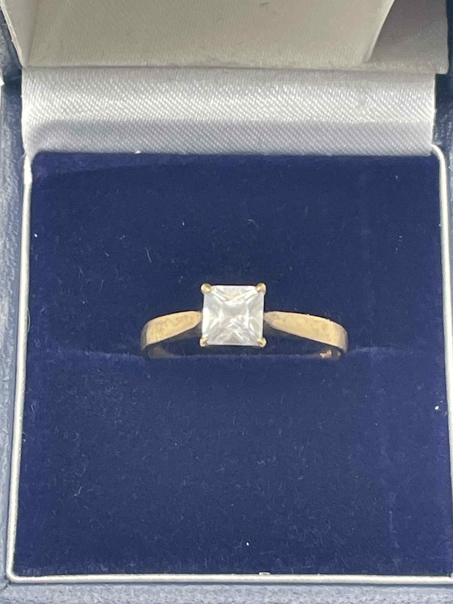 9ct Gold ring With Clear Stone - Image 3