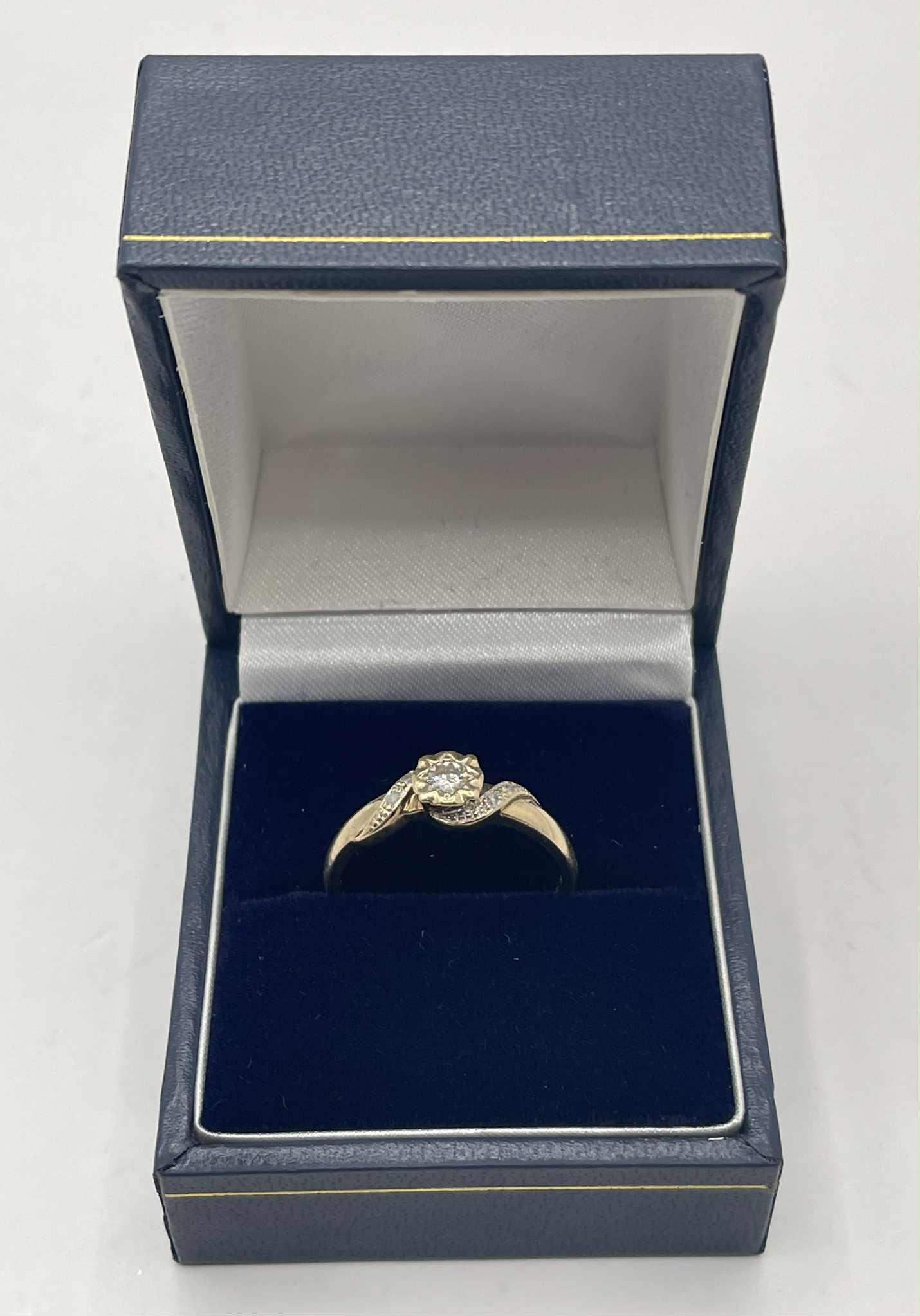 9ct Gold Ring With Clear Stone - O - Image 3