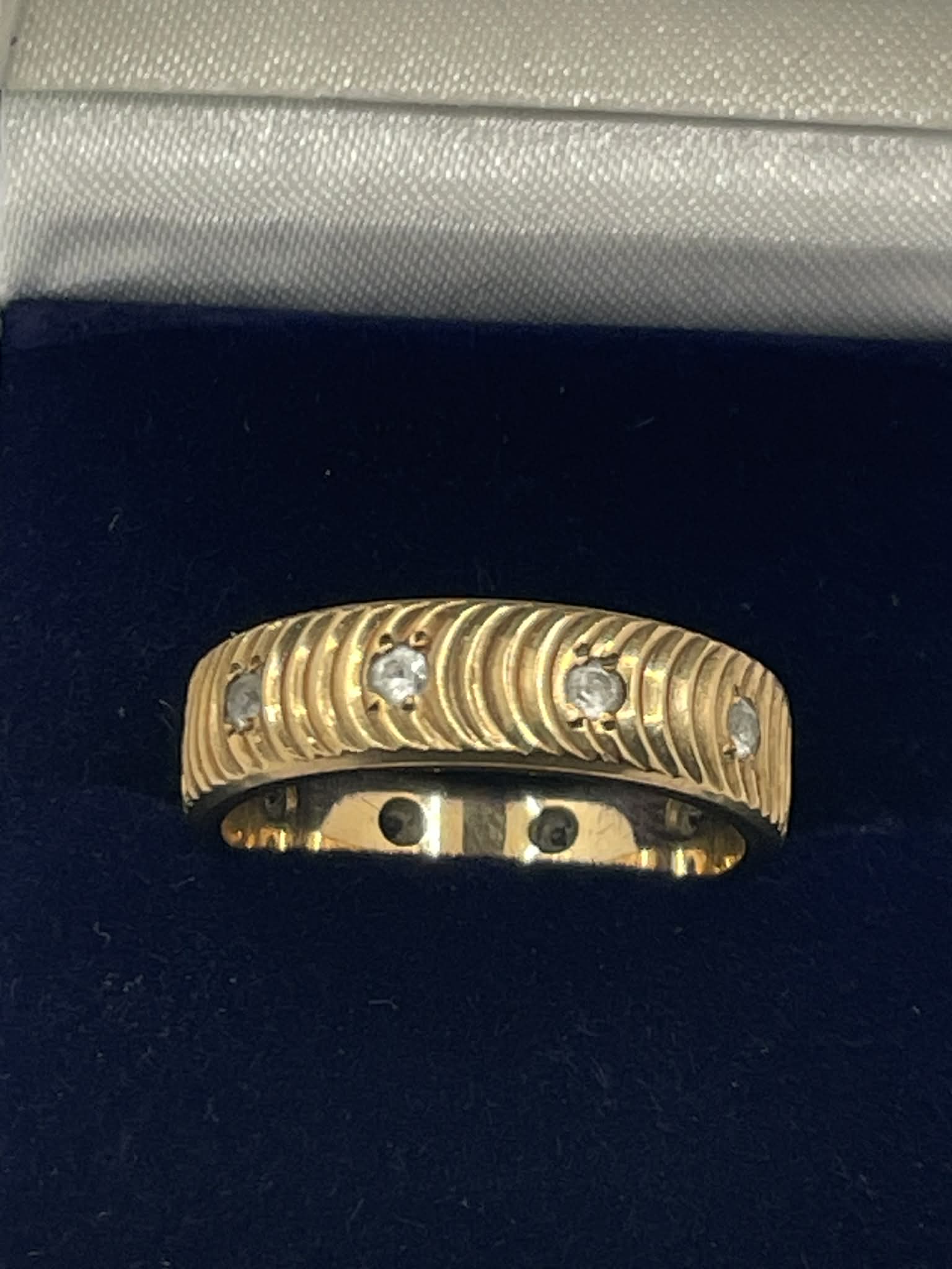 9ct Gold Ring With Clear stones - Image 2