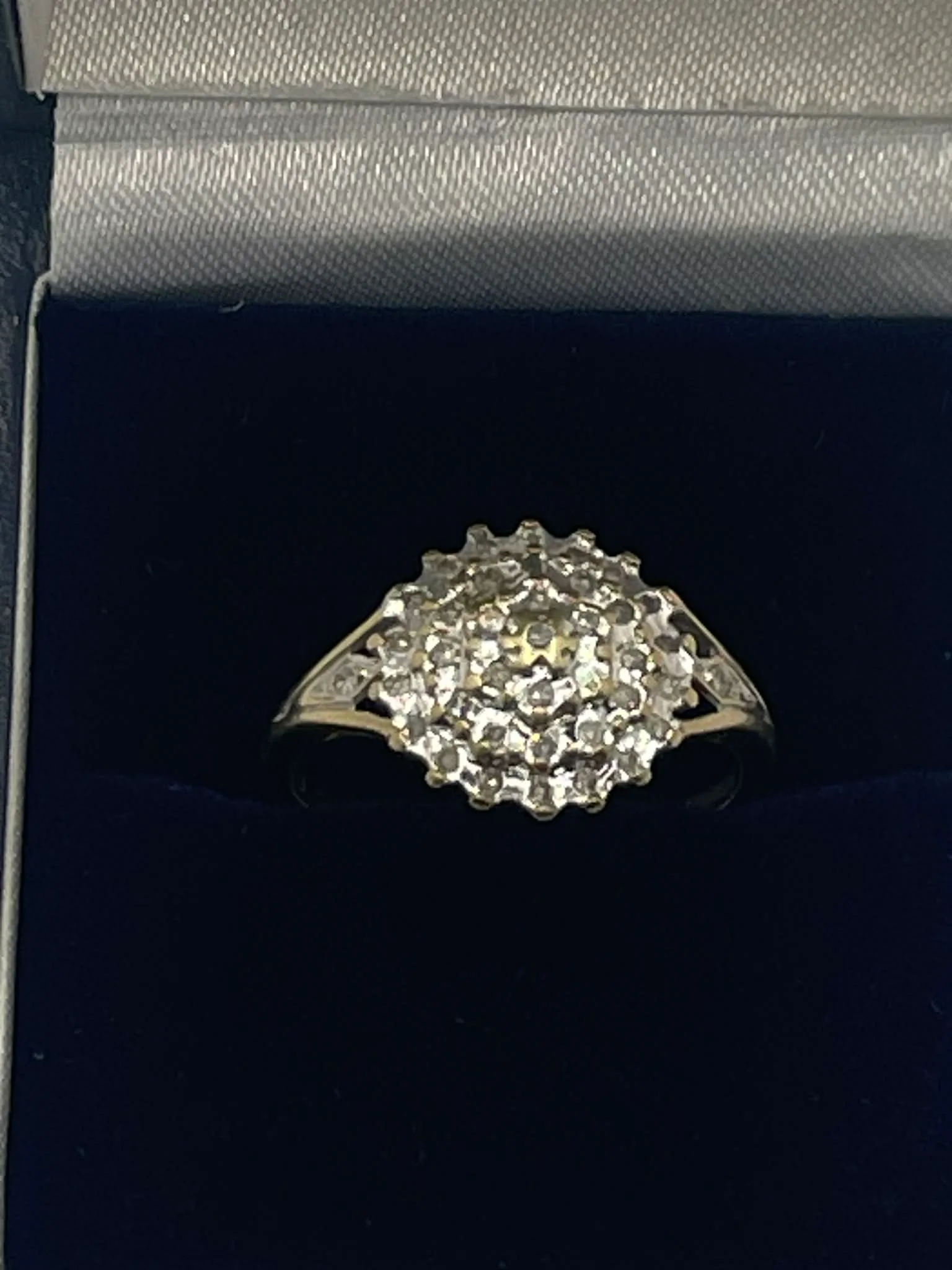 9ct Gold Ring with Clear Stones - P - Image 2