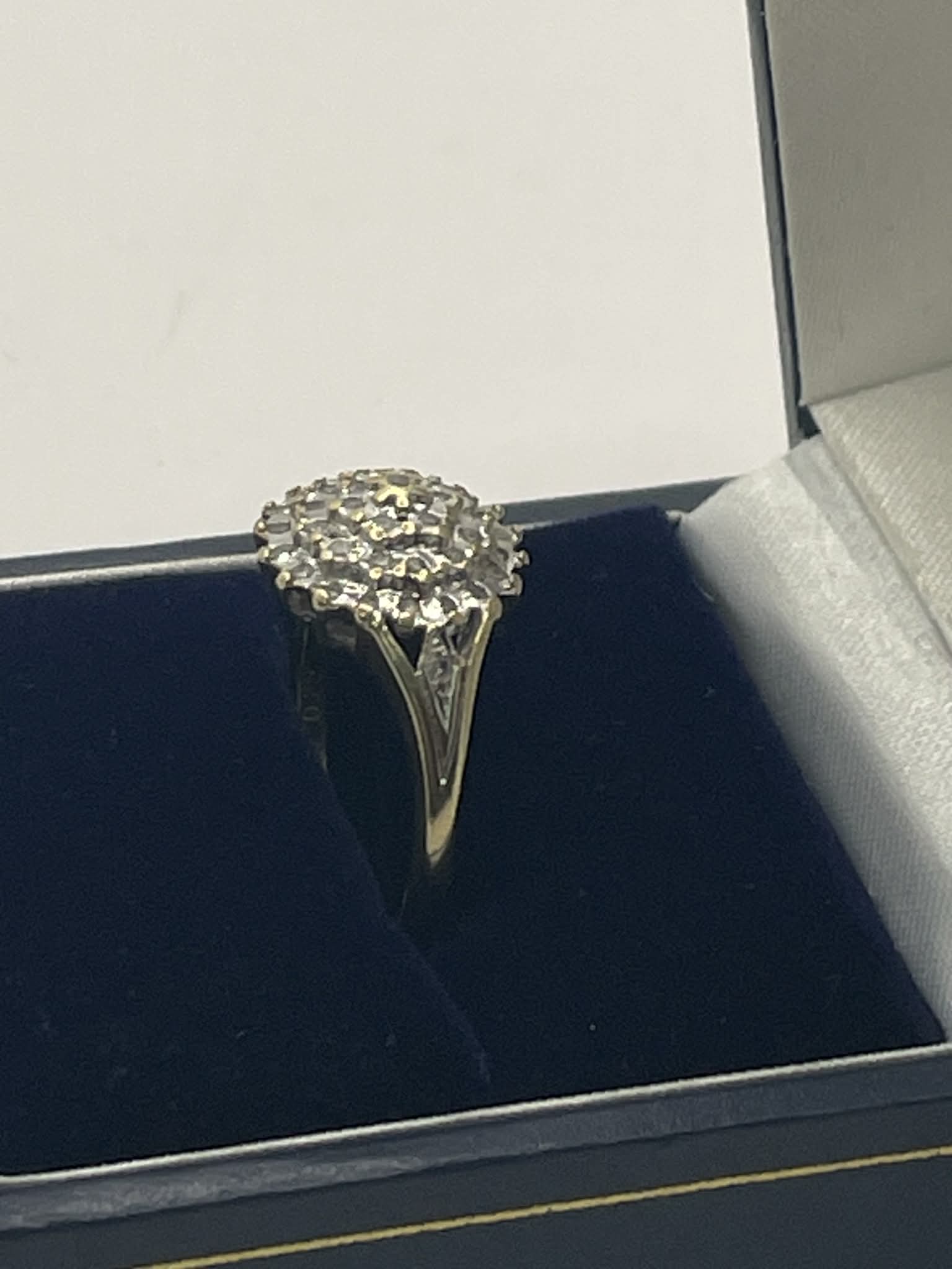 9ct Gold Ring with Clear Stones - P - Image 3