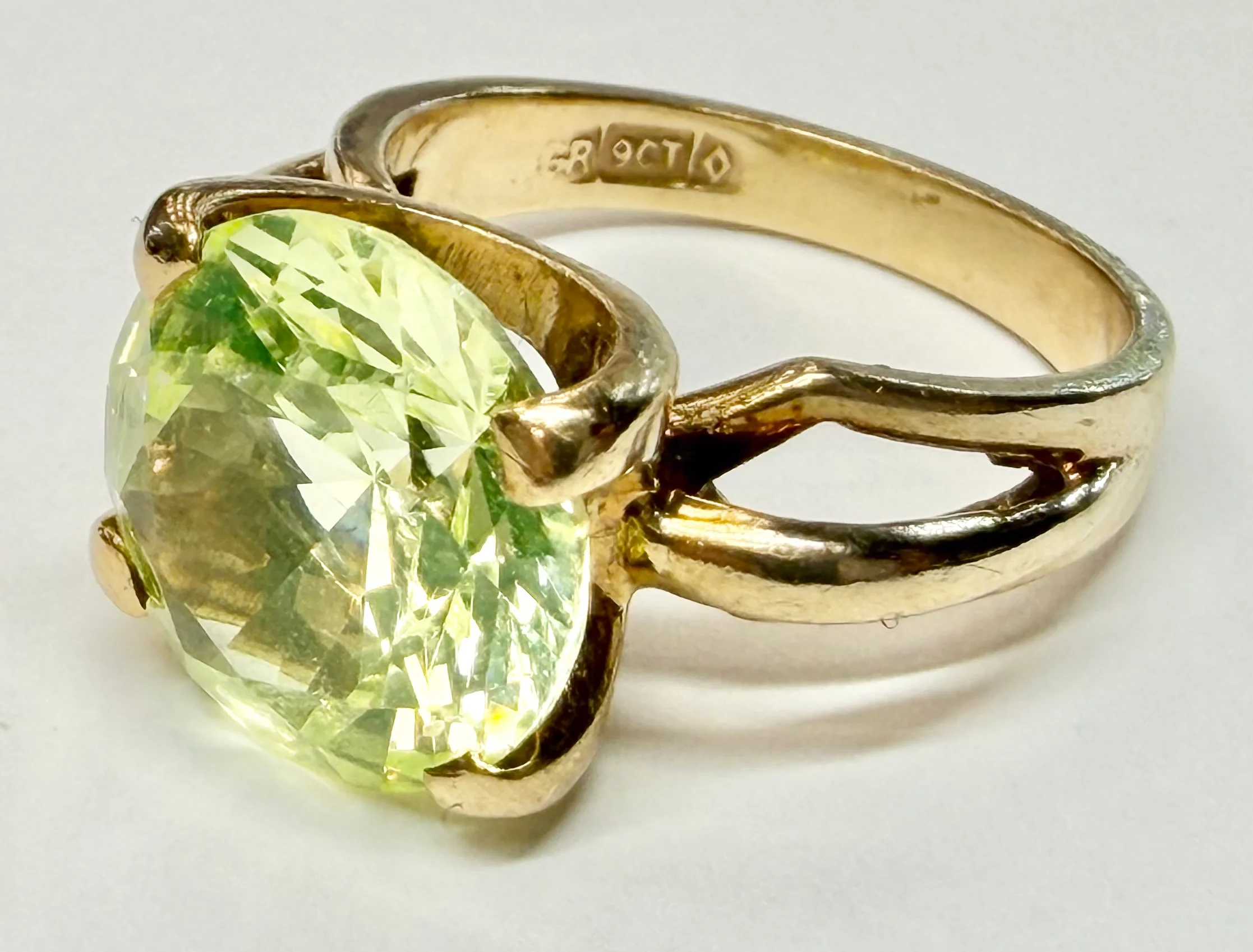 9ct gold ring with large lime green stone size M - Image 2