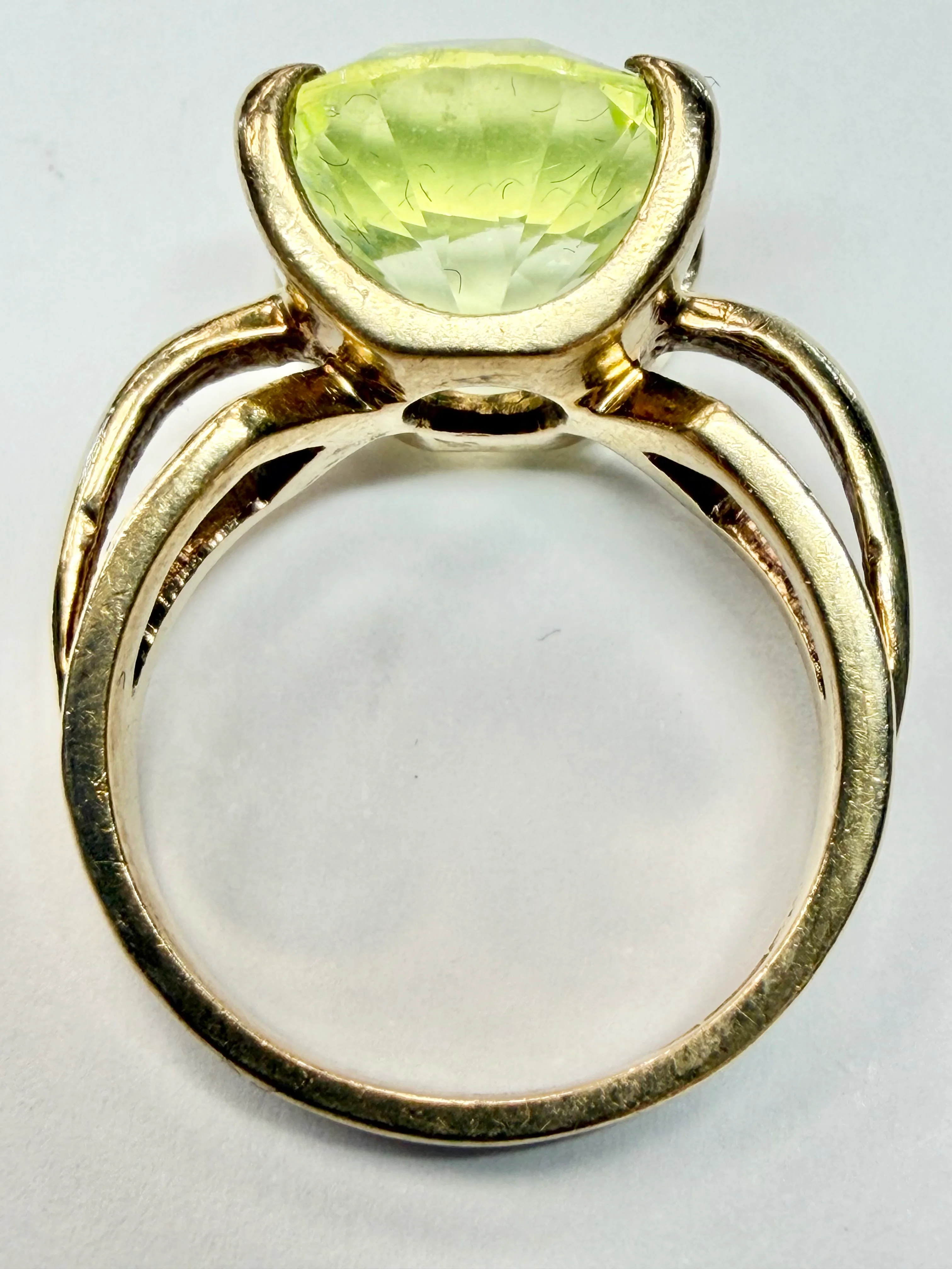 9ct gold ring with large lime green stone size M - Image 3