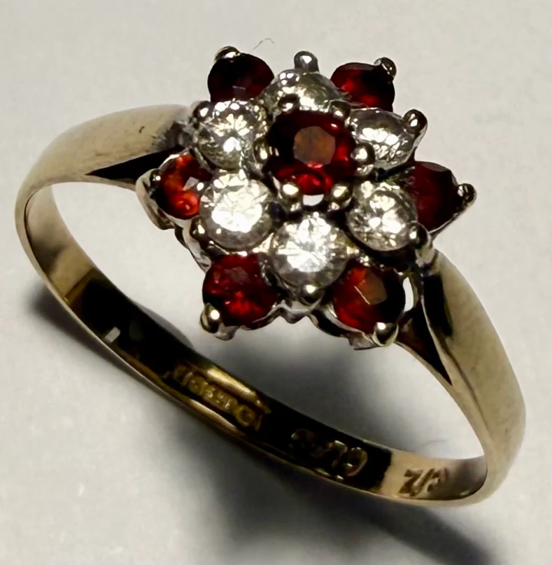 9CT Gold Ring with Red Stones Size N 1/2 - Image 2