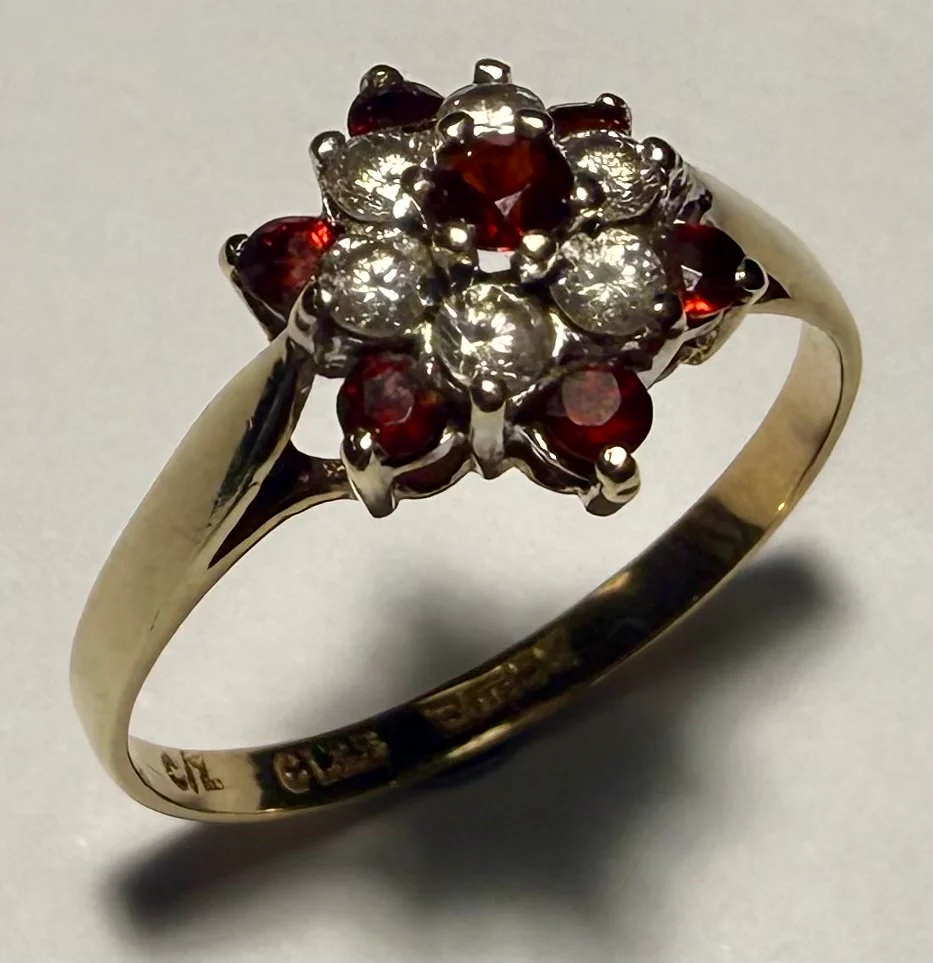9CT Gold Ring with Red Stones Size N 1/2 - Image 3