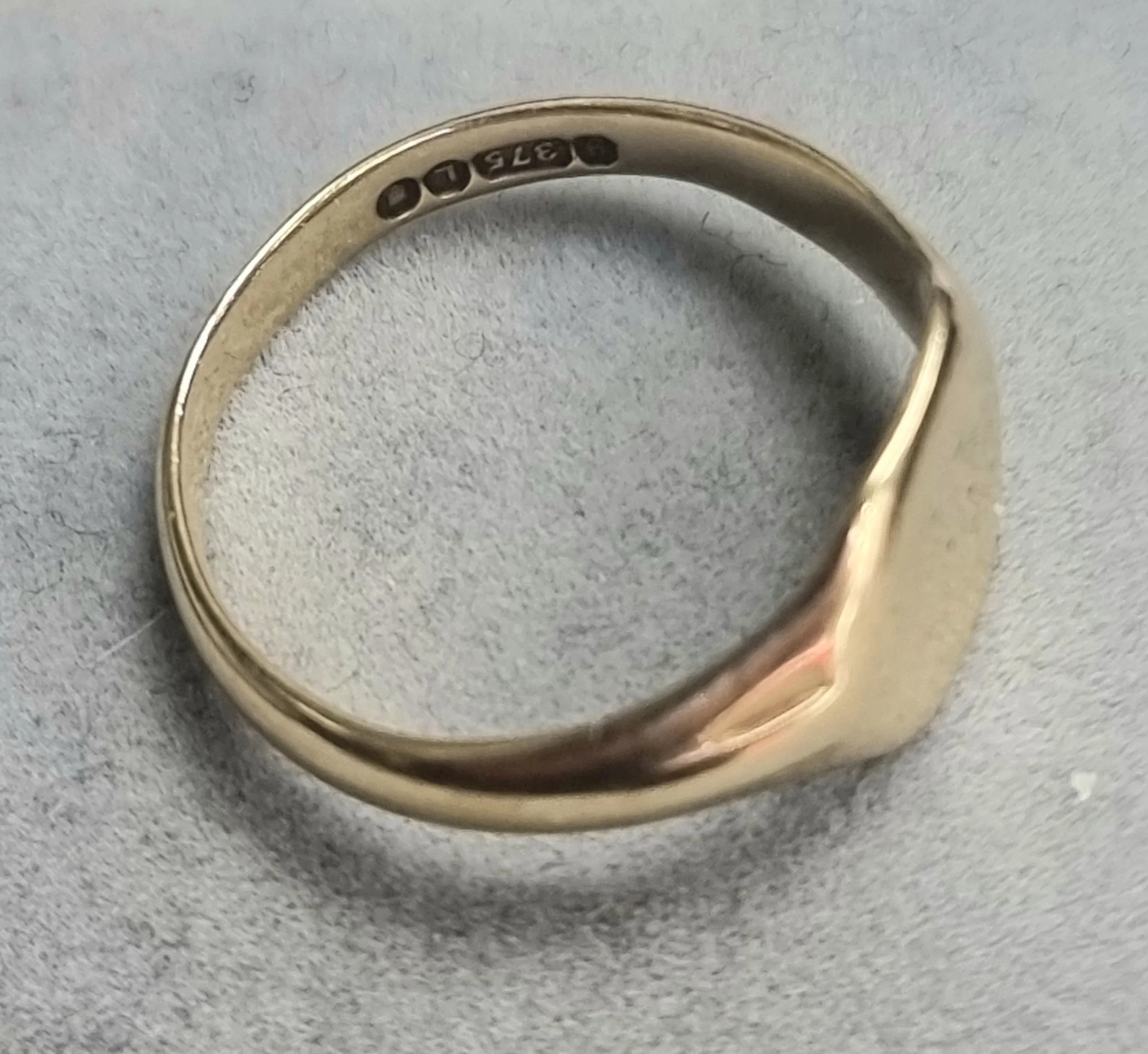 9ct Gold Signet Ring Size "S" - Image 2
