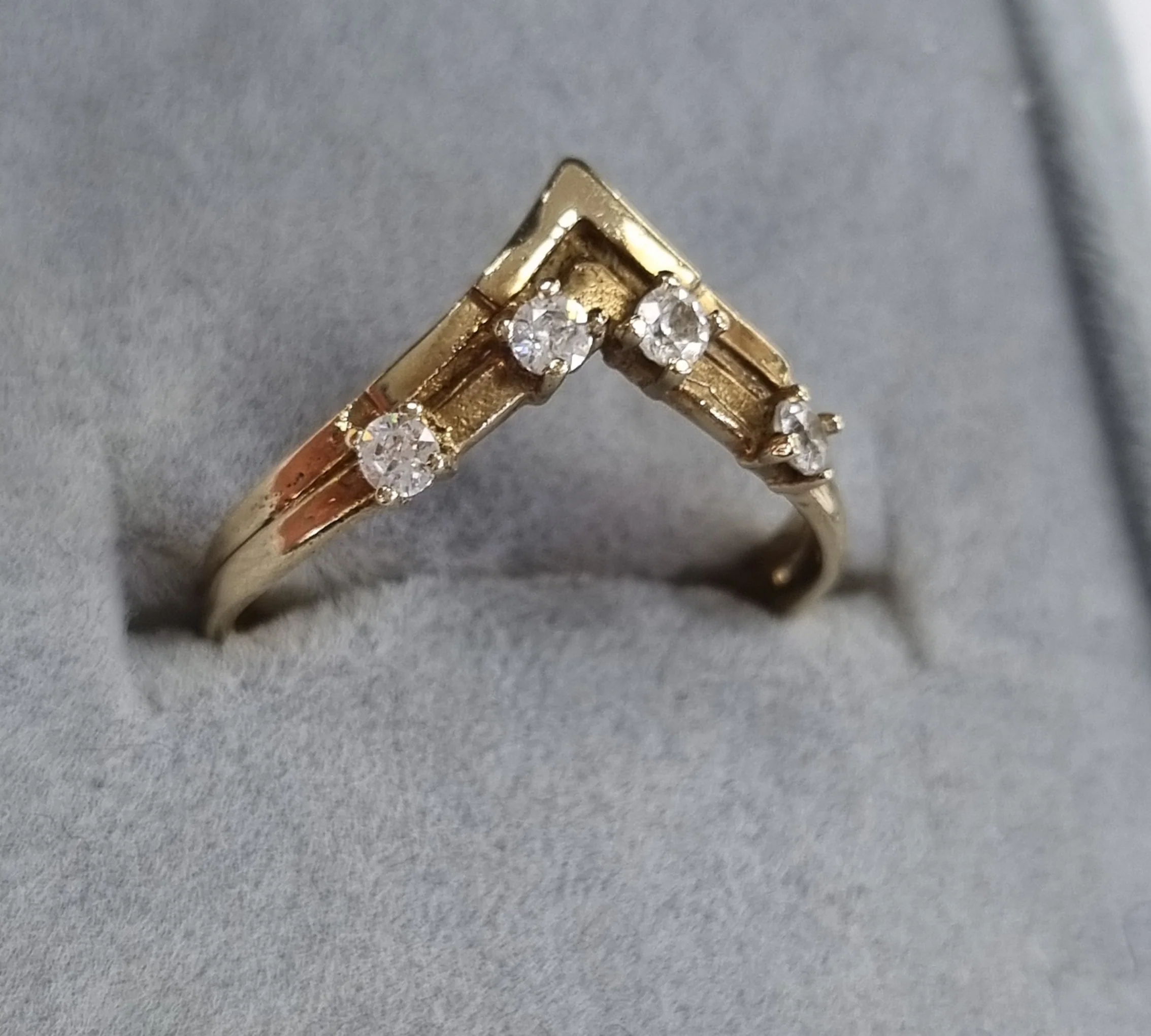 9ct gold wishbone ring cz stones size O - Image 2