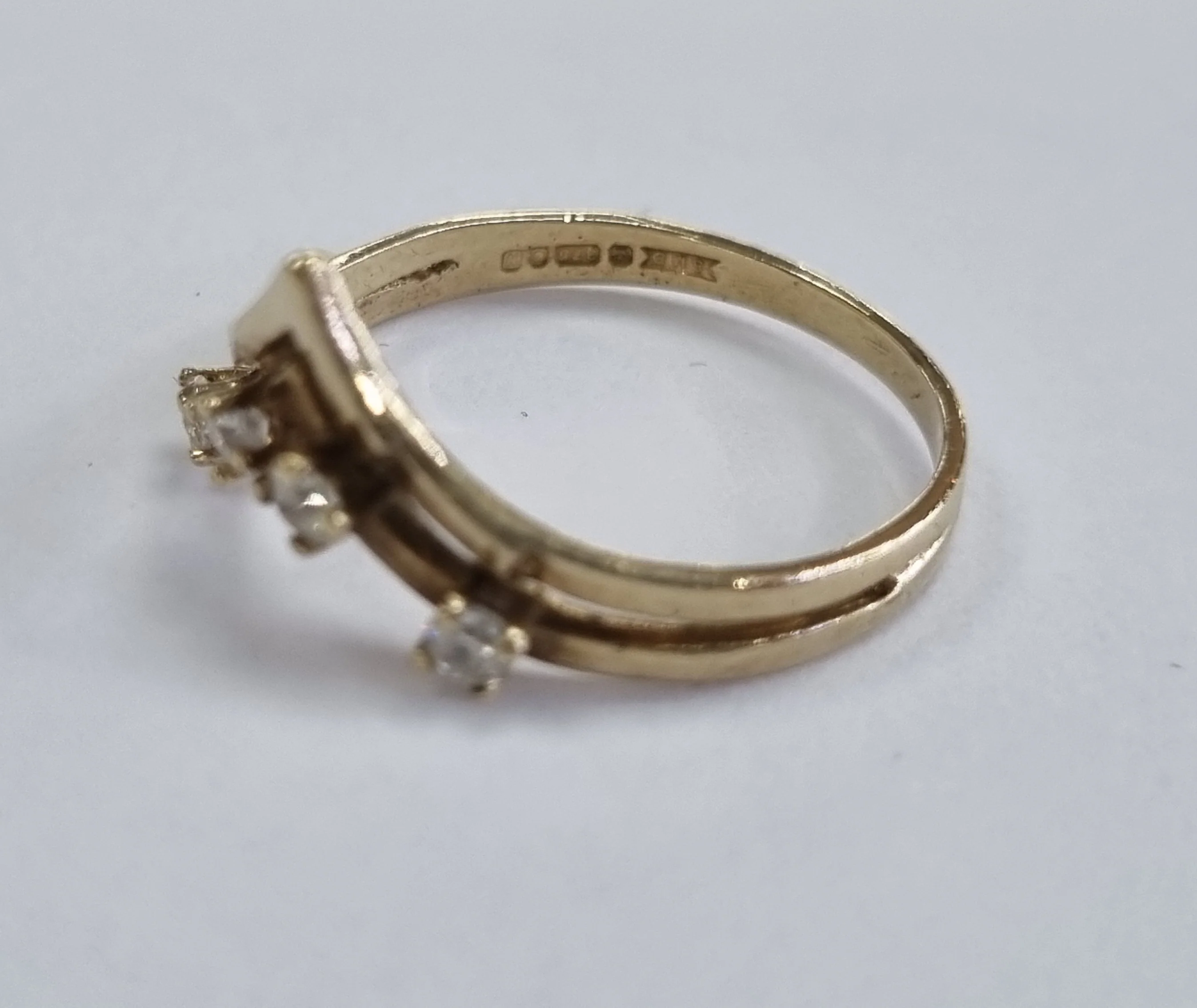 9ct gold wishbone ring cz stones size O - Image 3