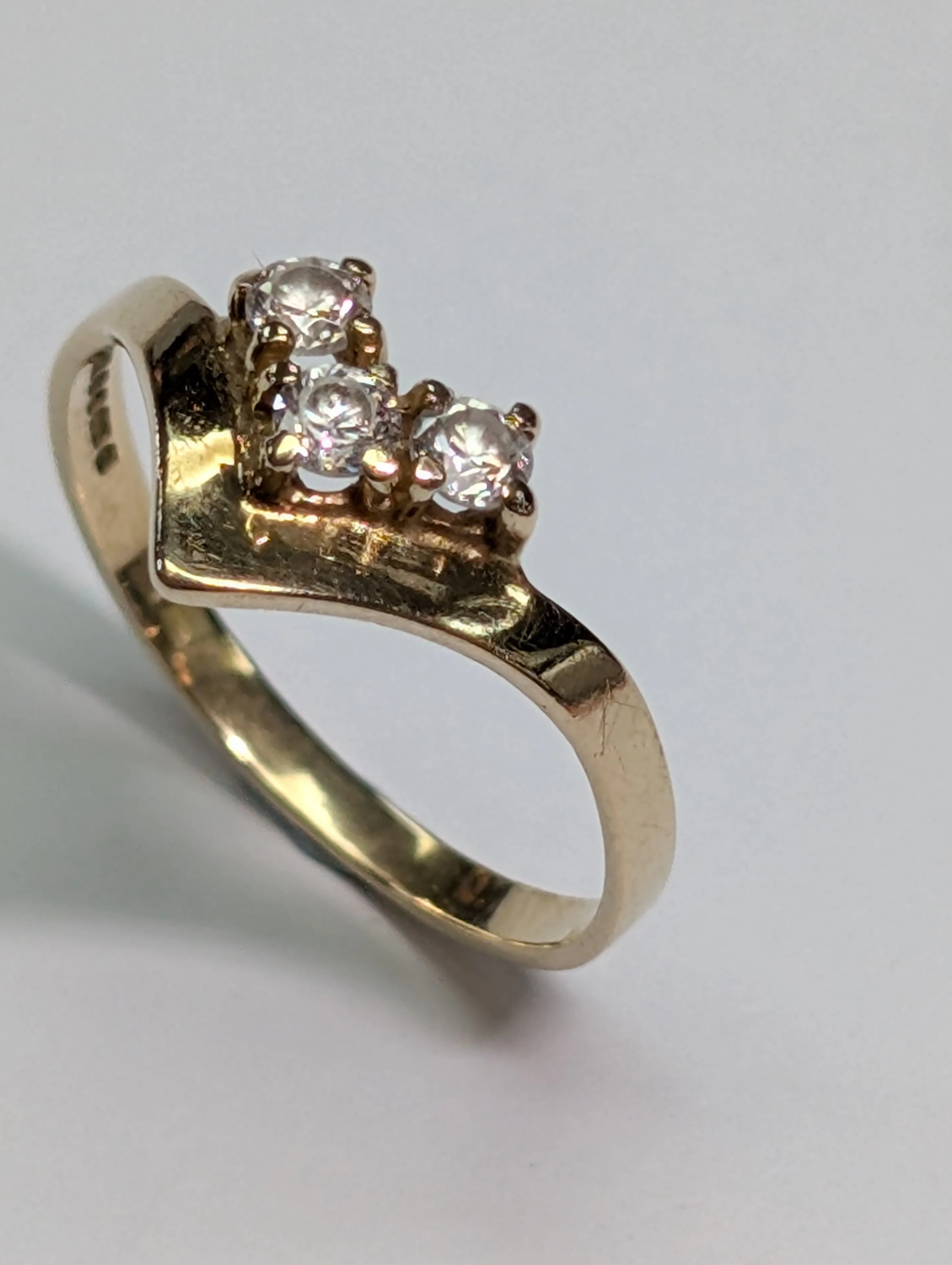 9ct Gold Wishbone Style Ring With Clear Stones - Image 2