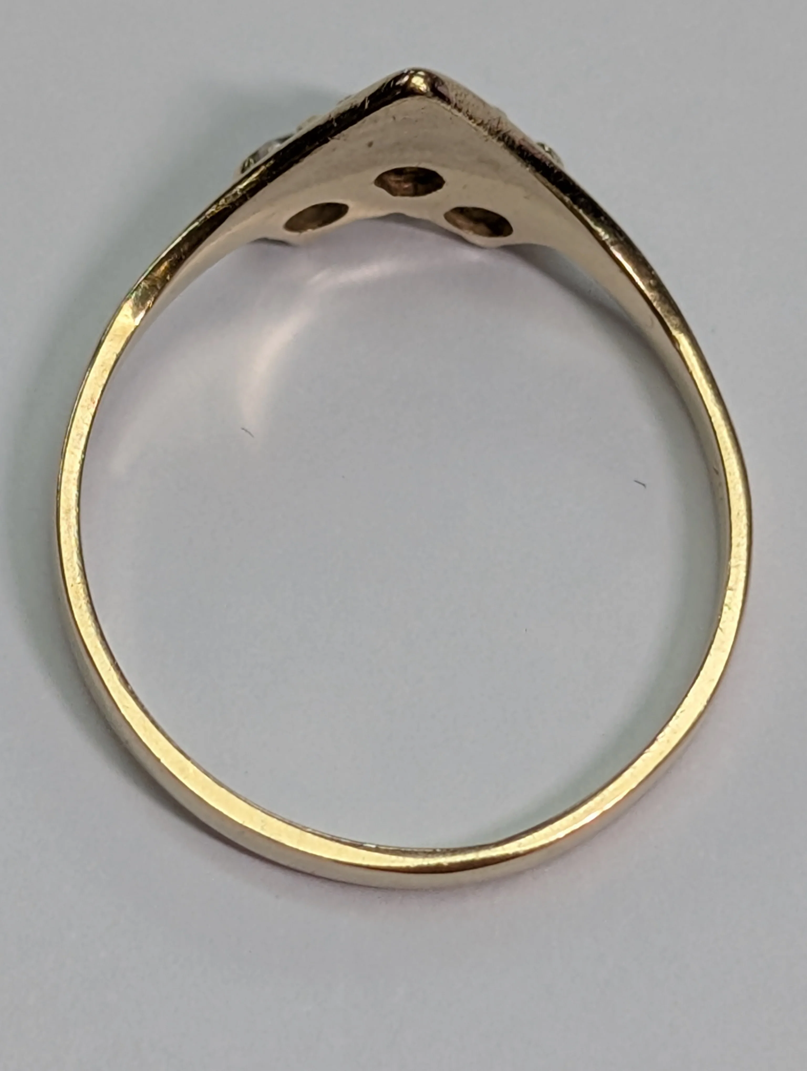 9ct Gold Wishbone Style Ring With Clear Stones - Image 3