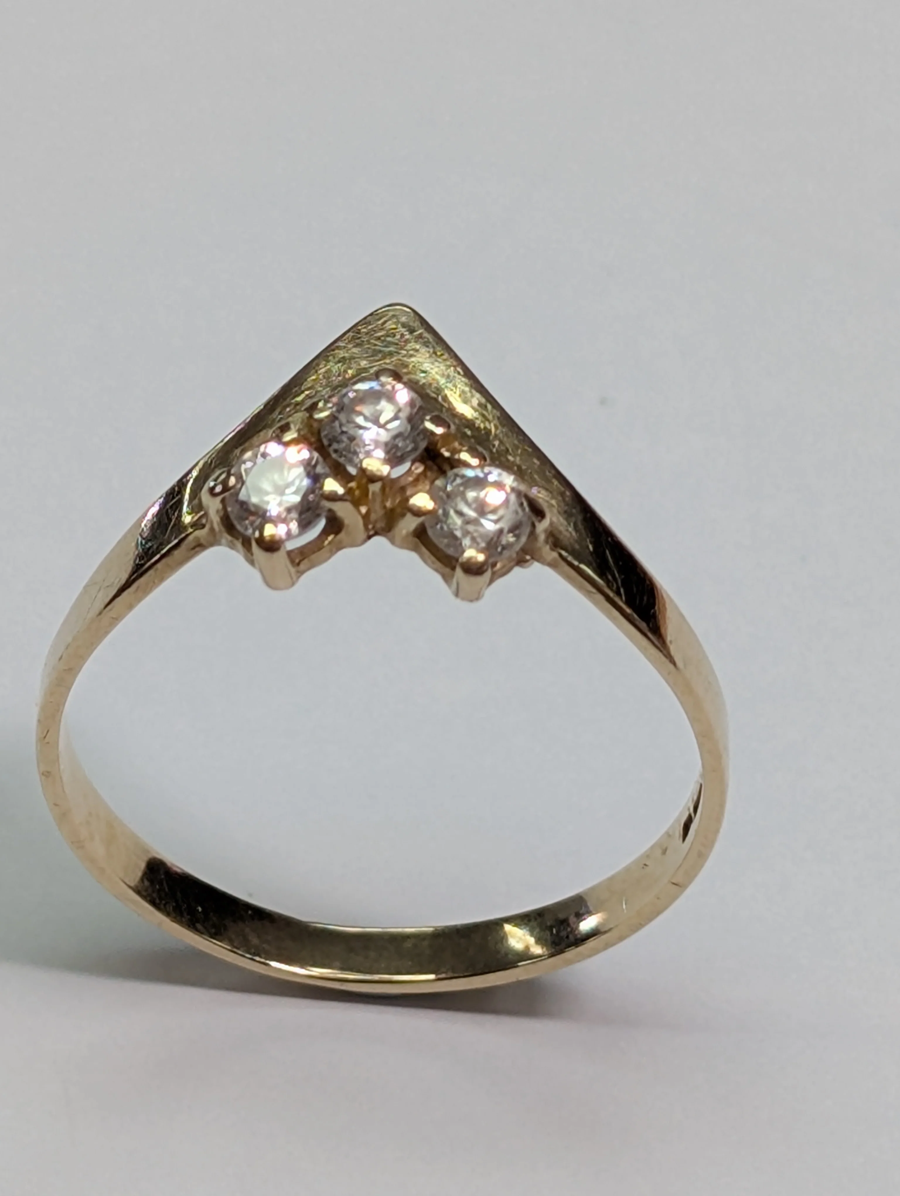 9ct Gold Wishbone Style Ring With Clear Stones - Image 4