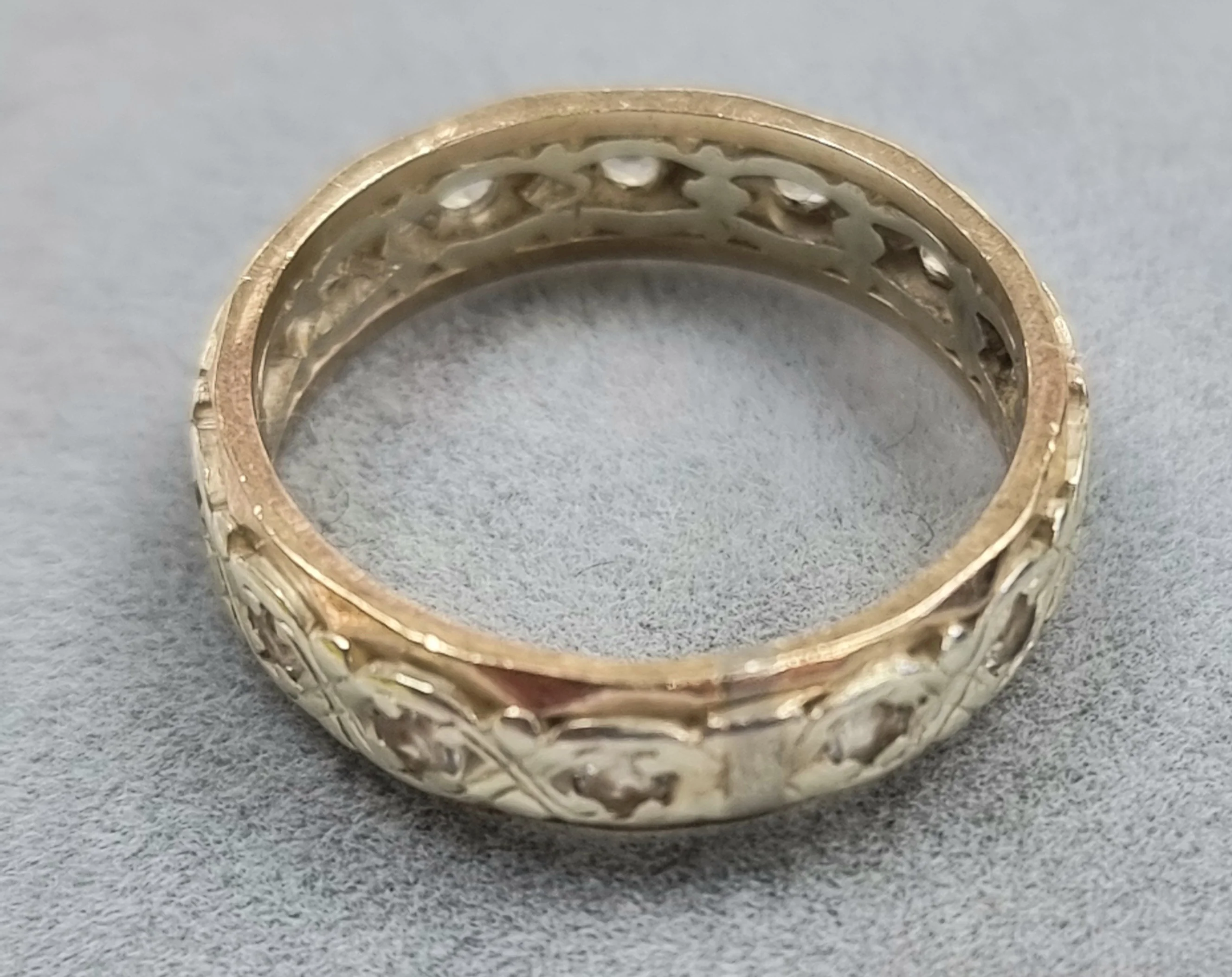 9ct Ring with Stones Size M - Image 2
