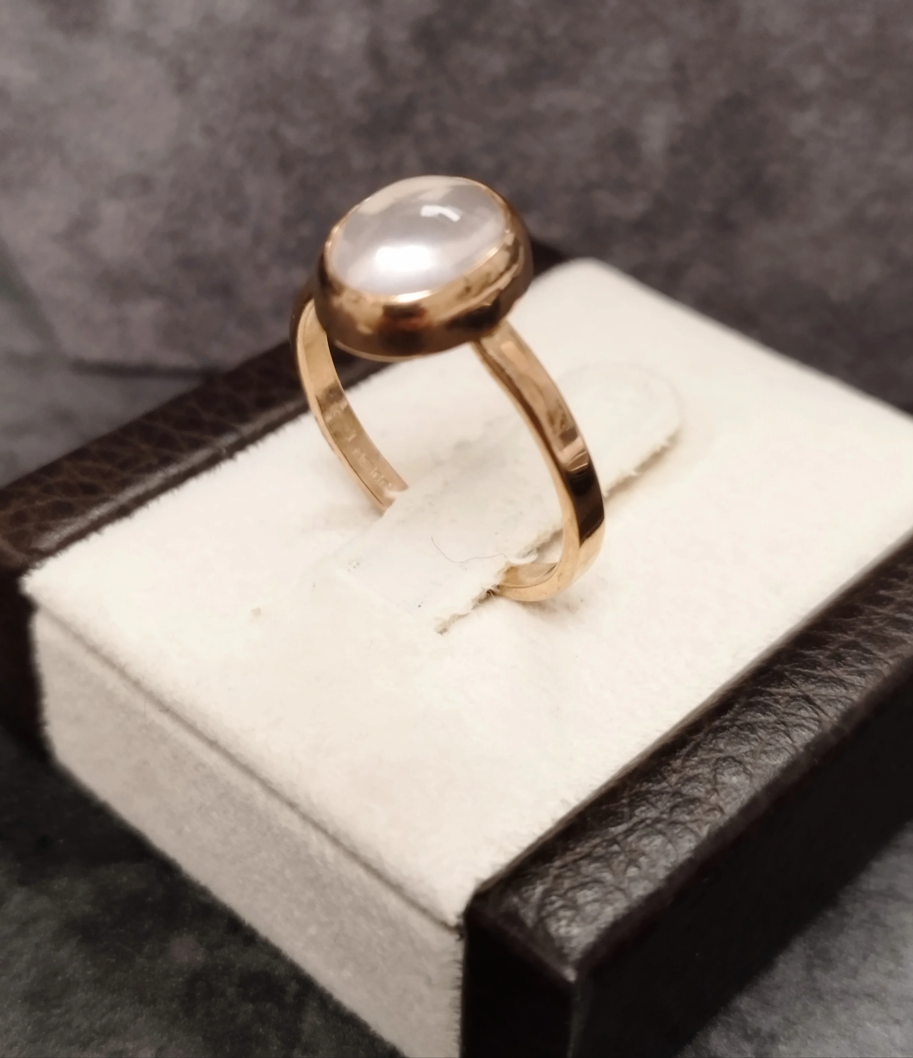 9ct Rose Gold Bezel set Pink Cabuchon Ring Size - S - Image 2