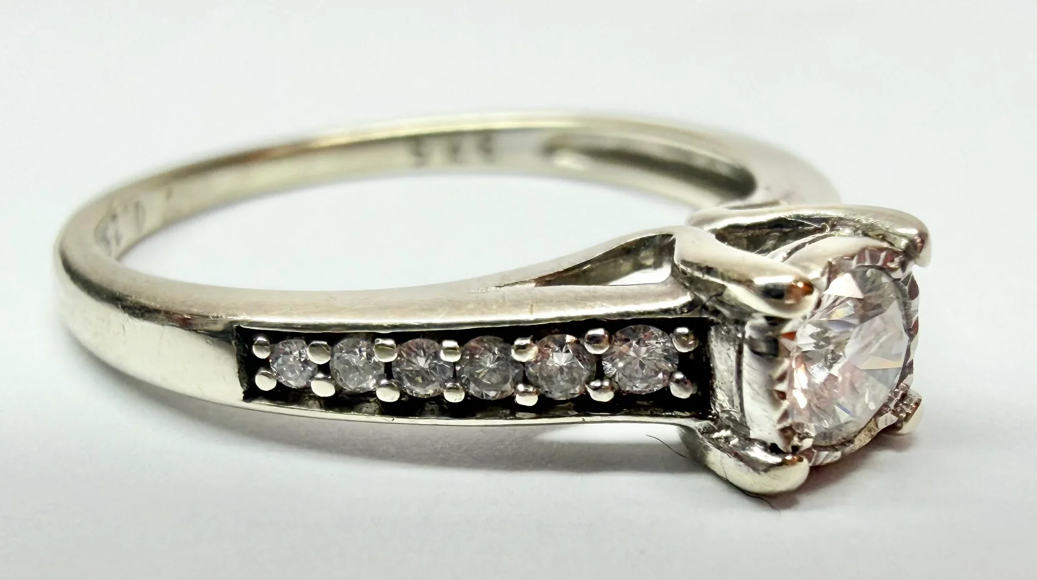 9ct White gold and diamond solitaire size N - Image 2