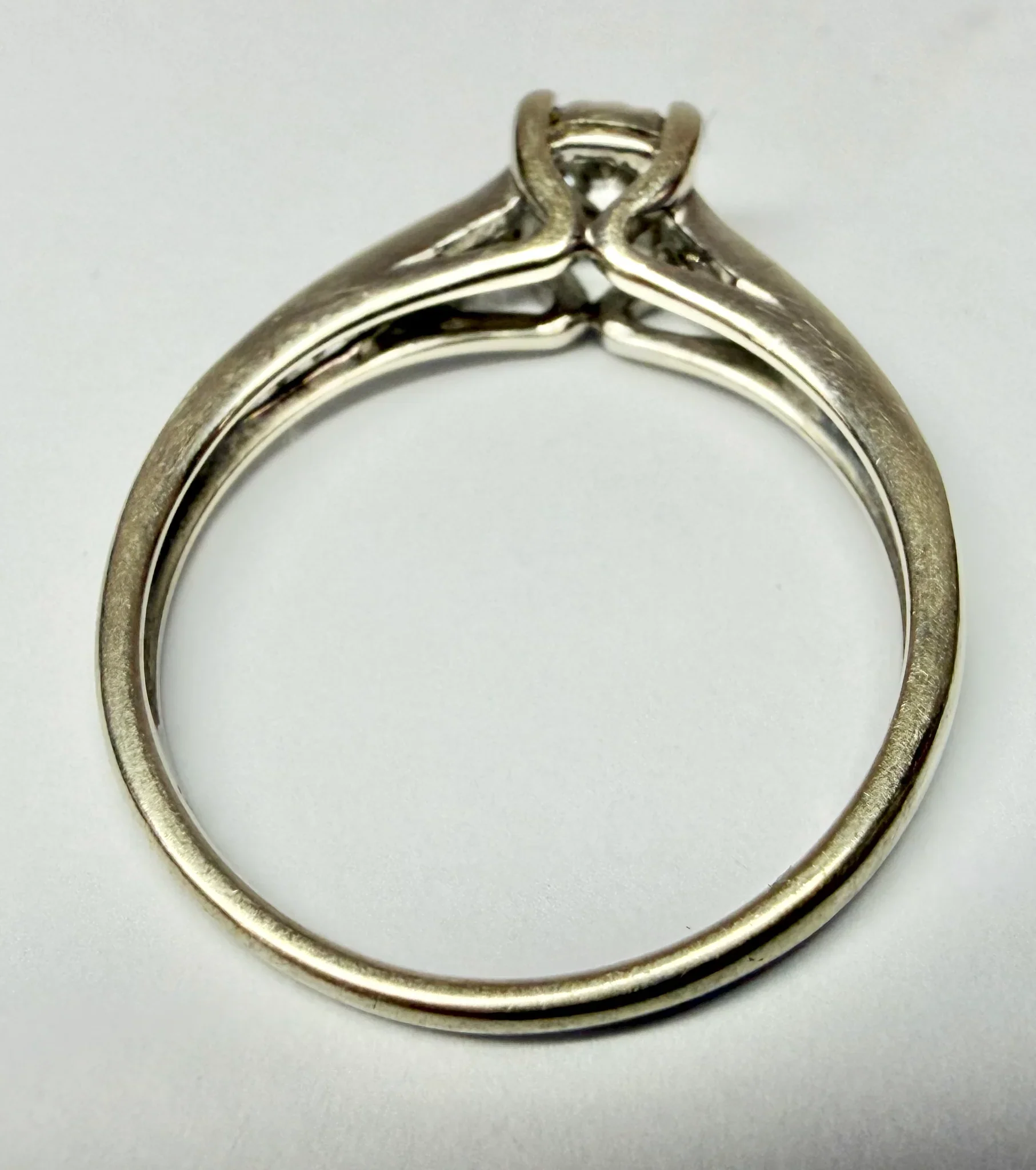 9ct White gold and diamond solitaire size N - Image 3