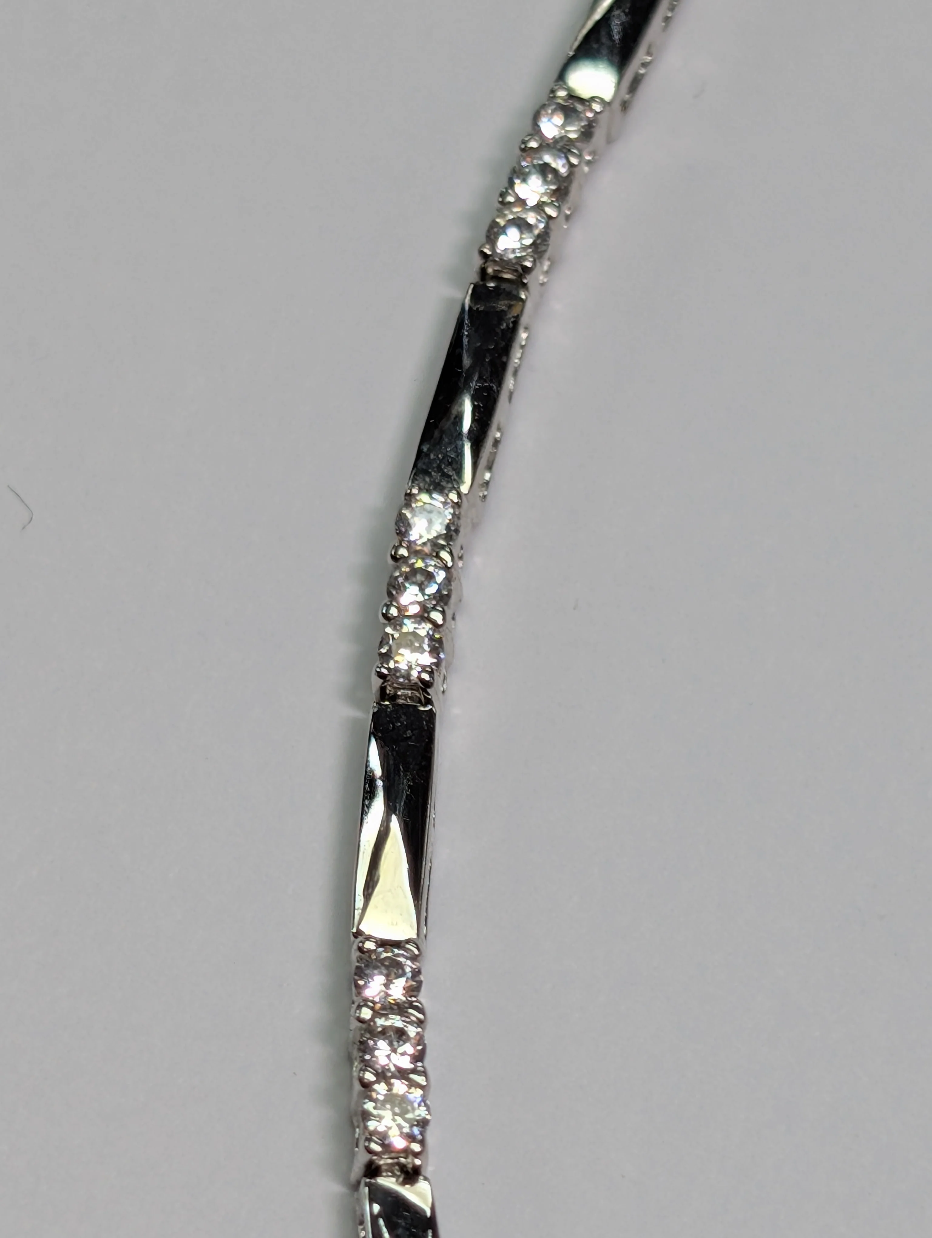 9ct White Gold CZ Bracelet 7.5" - Image 3