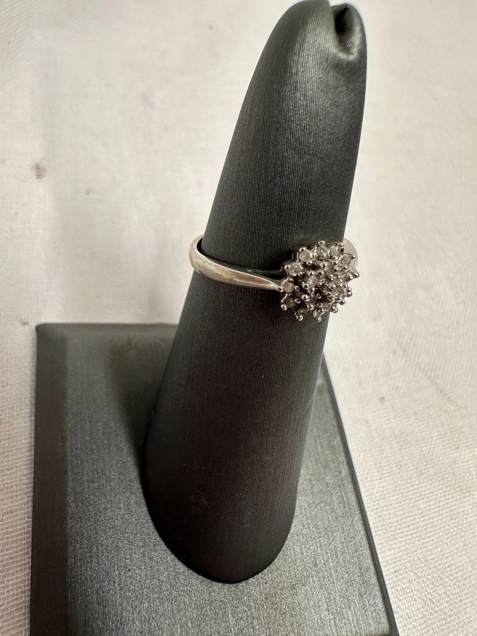 9ct White Gold Diamond Cluster Ring - Size L - Image 3