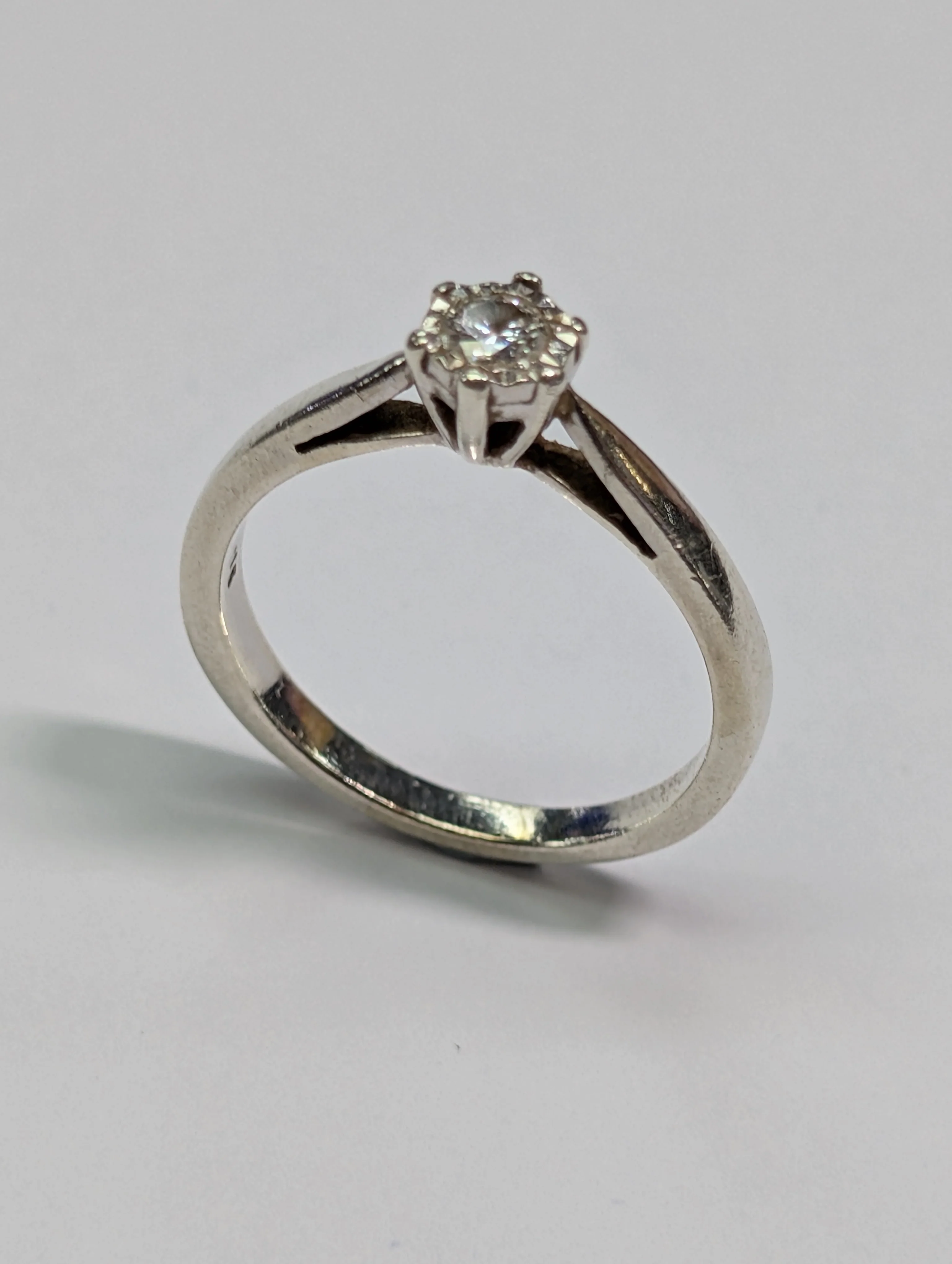 9ct White Gold Diamond Ring - Image 3