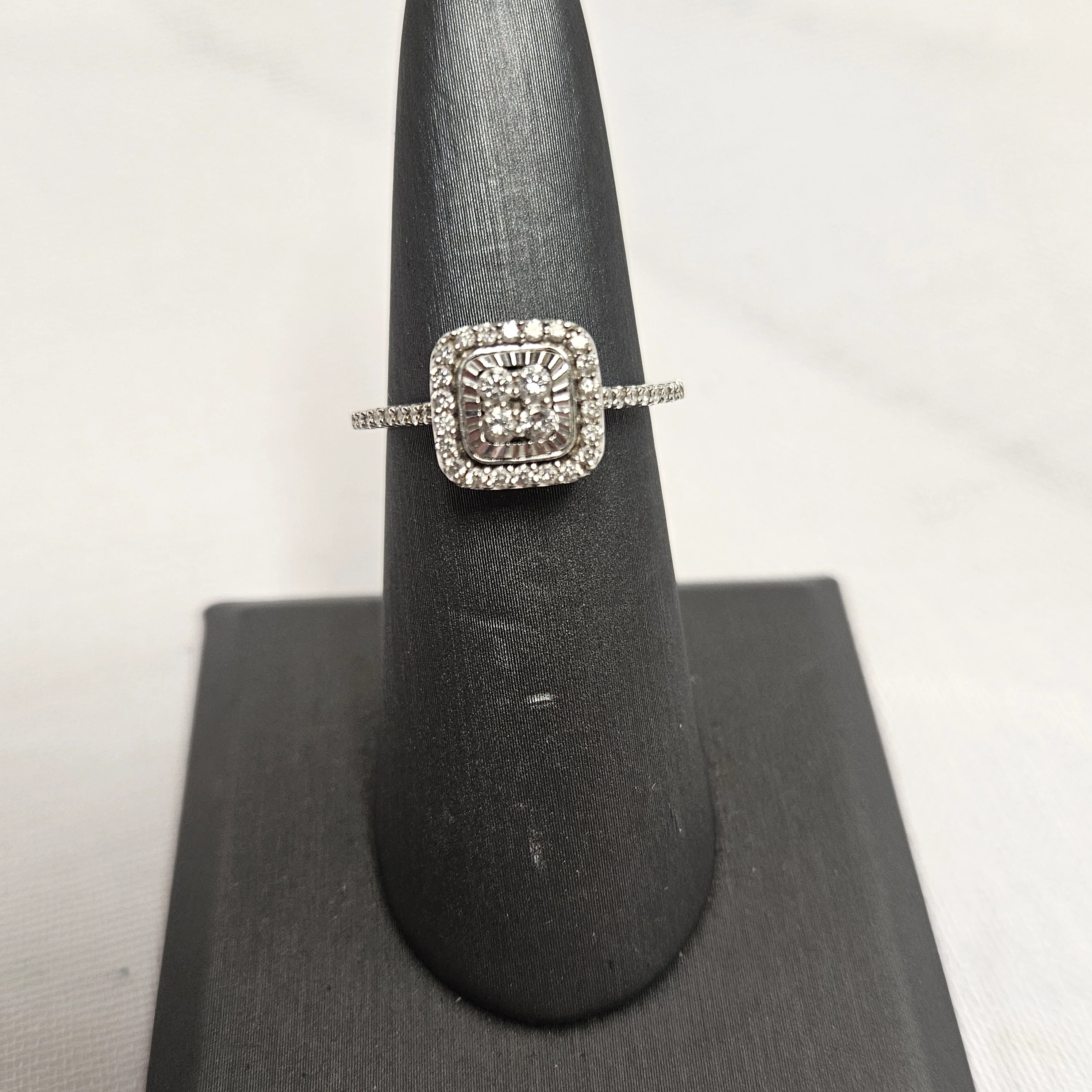9ct White Gold Diamond ring - N - Image 2