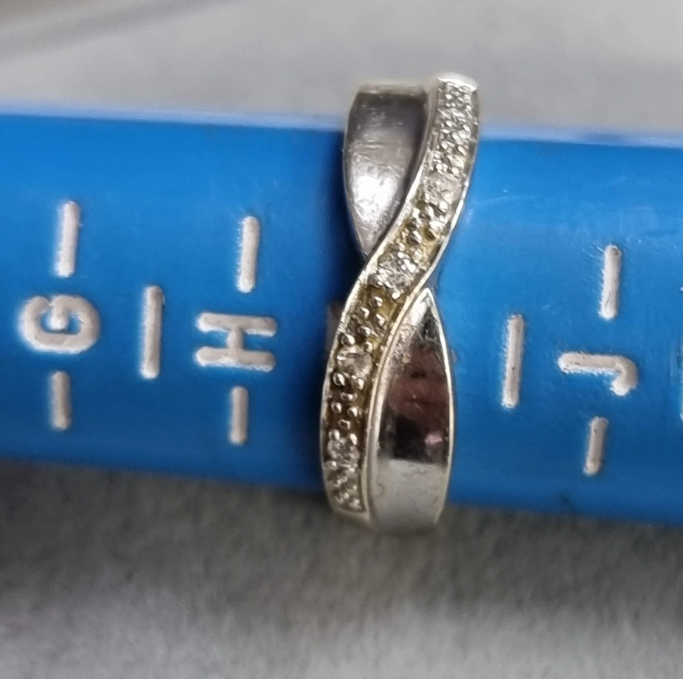 9ct White Gold Diamond Ring Size i - Image 3