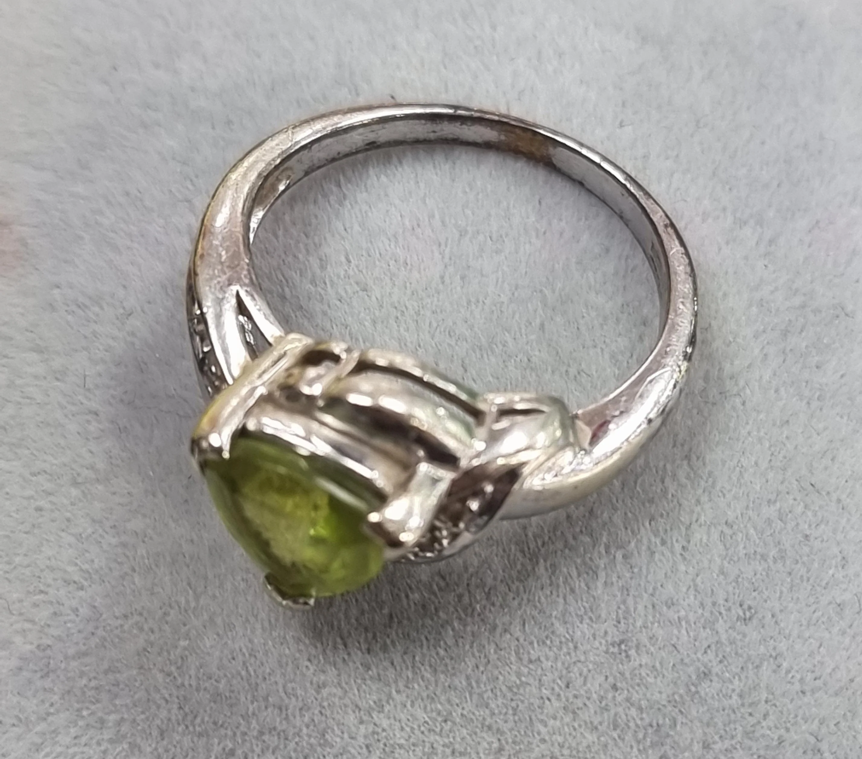 9ct White Gold Peridot & Diamond Ring size N - Image 2