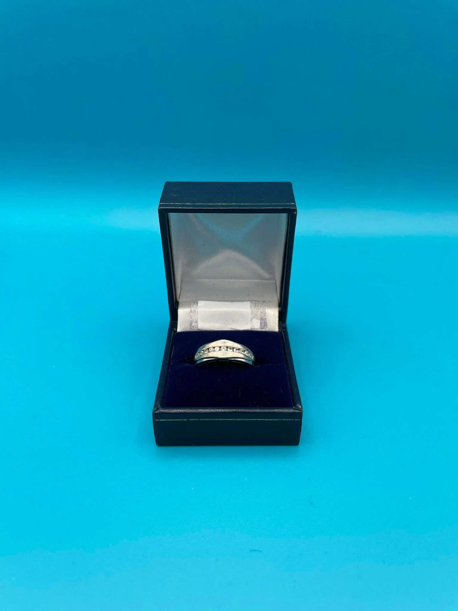 9CT WHITE GOLD RING - M - Image 2