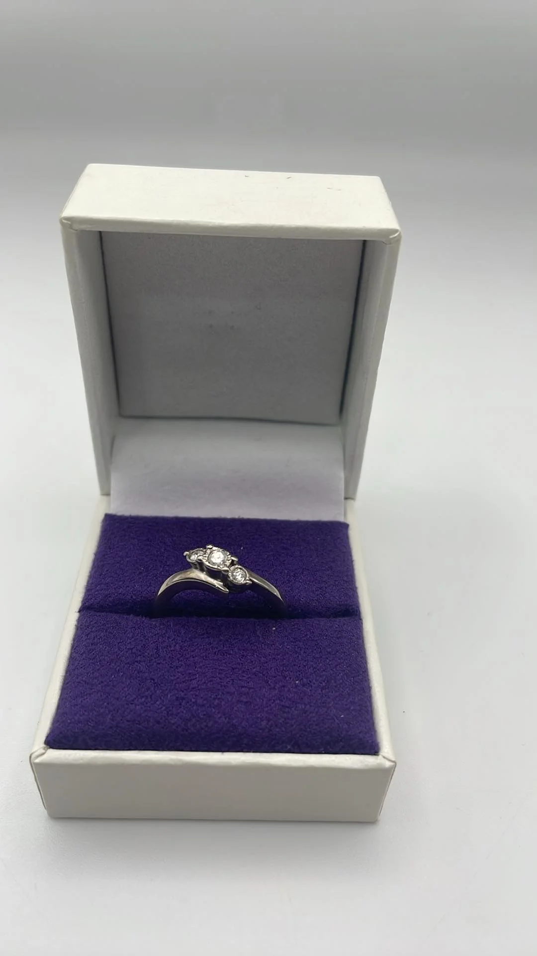 9ct white gold ring - M