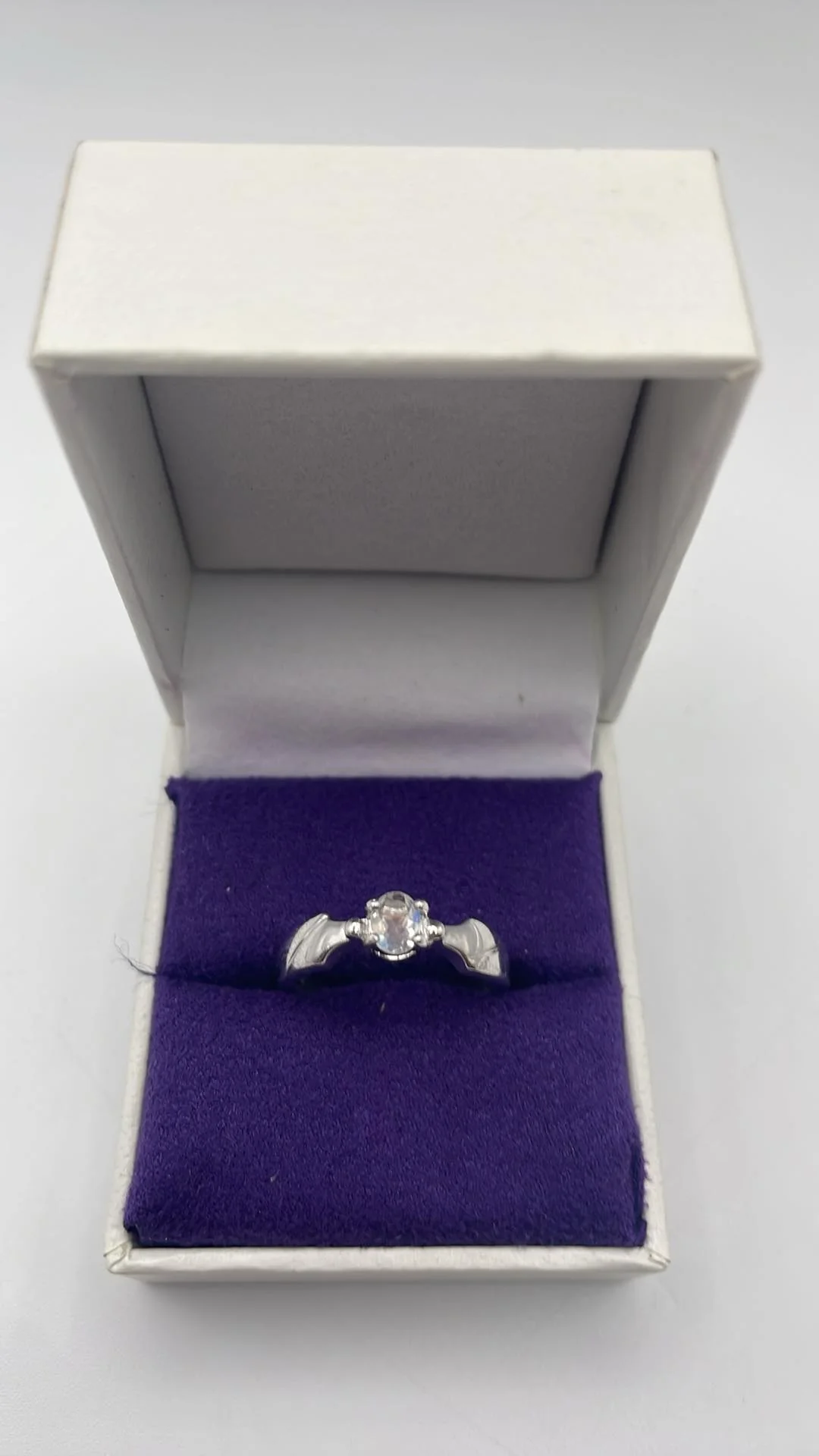 9ct white gold ring - N