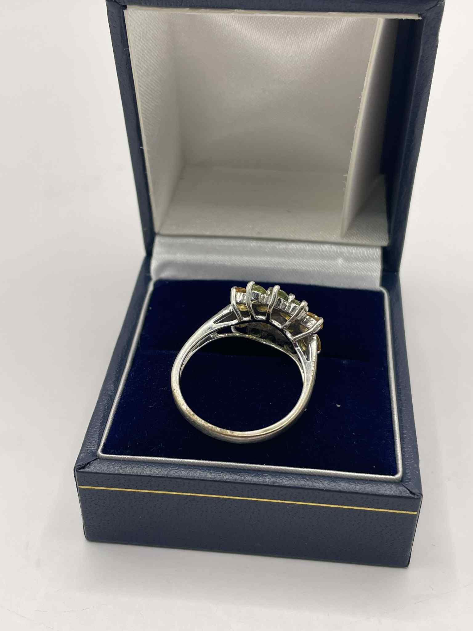 9ct White Gold Ring with Green & Yellow stones - Image 3