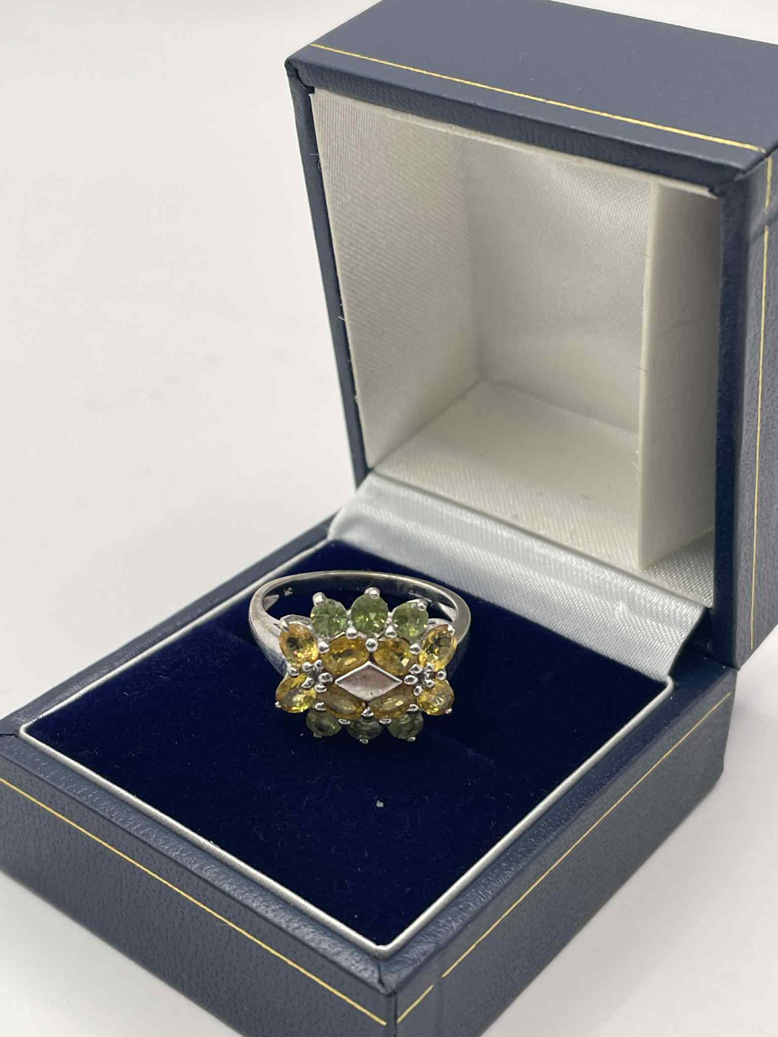 9ct White Gold Ring with Green & Yellow stones - Image 4