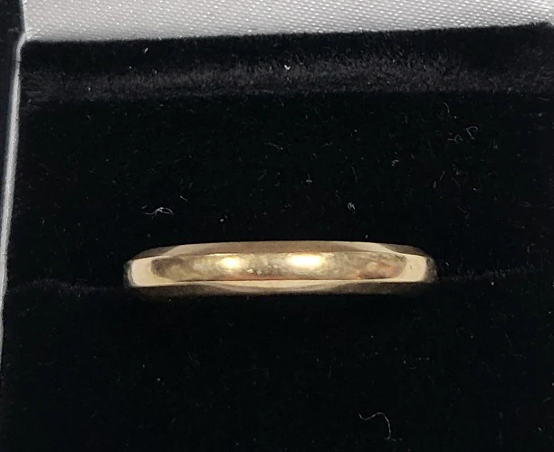 9CT - Yellow gold band ring - 2.33g - size N - Hallmarked