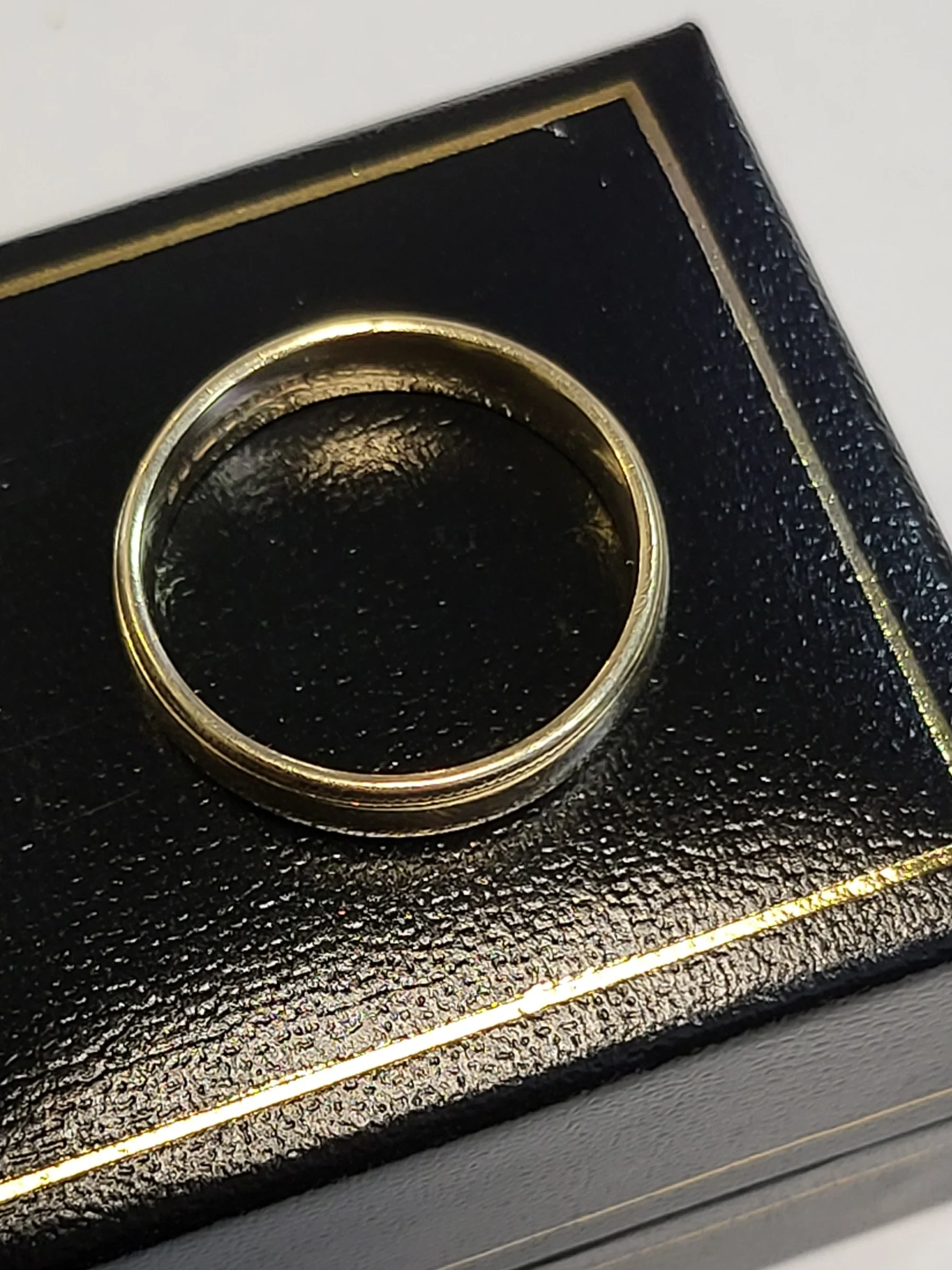 9ct Yellow Gold Band Ring with Patterned Edges - Size R - 4.35G - Image 2