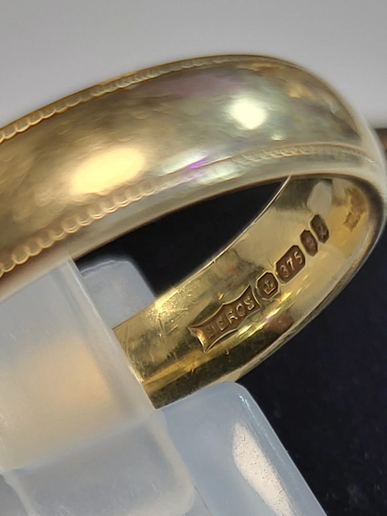 9ct Yellow Gold Band Ring with Patterned Edges - Size R - 4.35G - Image 3