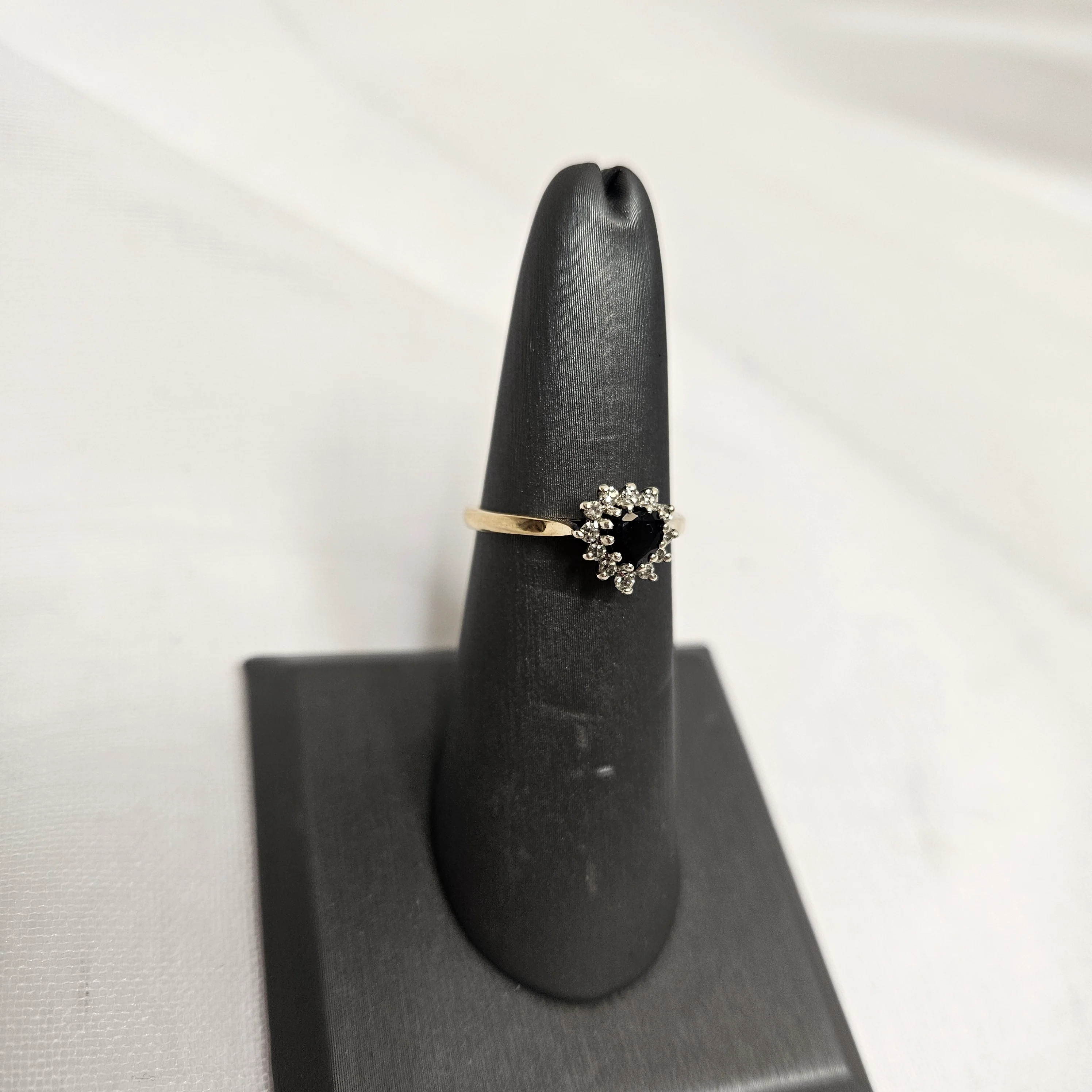 9ct Yellow Gold Black Stone Ring - Size M - Image 2