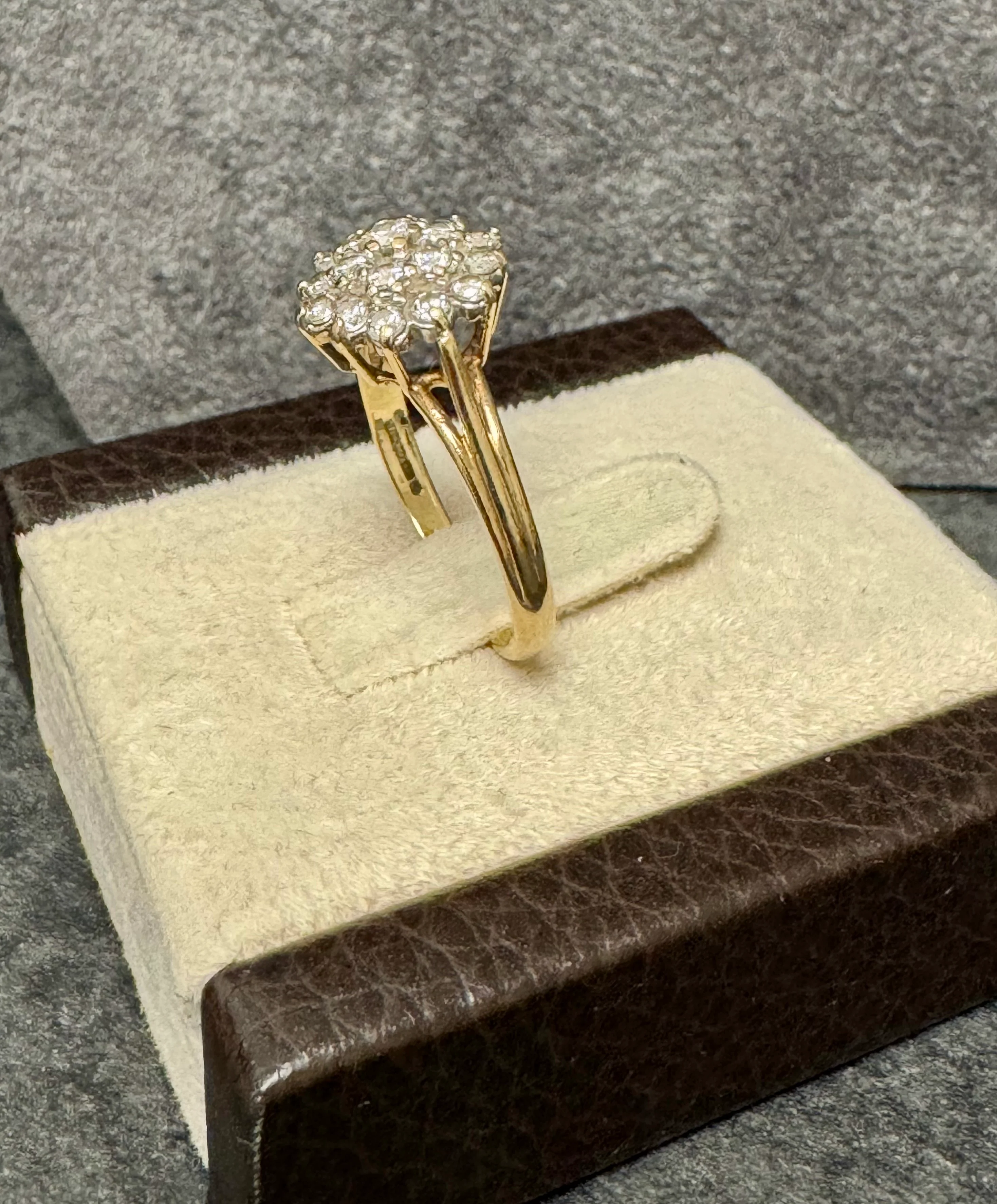 9ct Yellow Gold Clear Stones Cluster Ring Size - N - Image 2