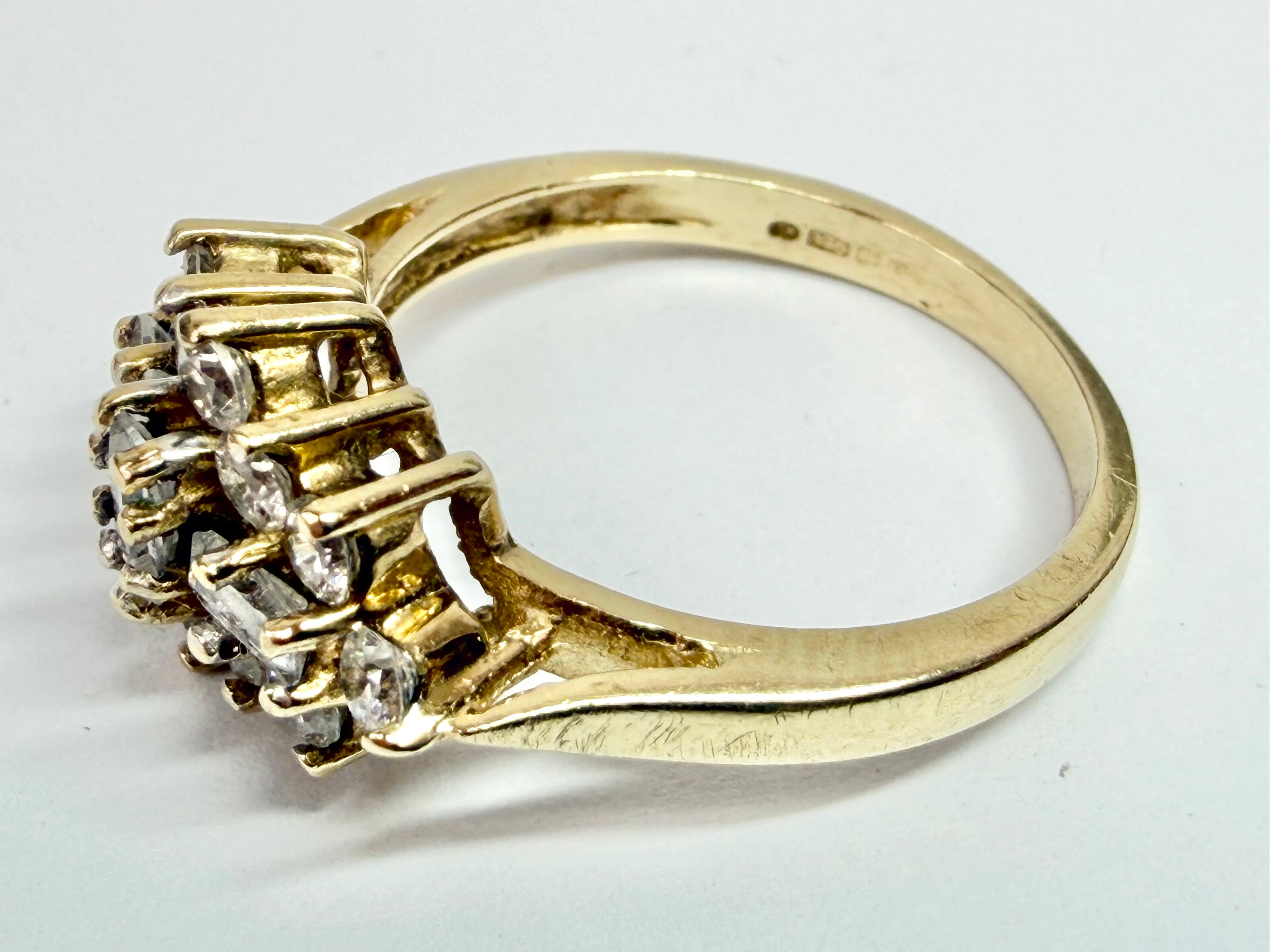 9ct yellow gold cluster ring size M 1/2 - Image 2